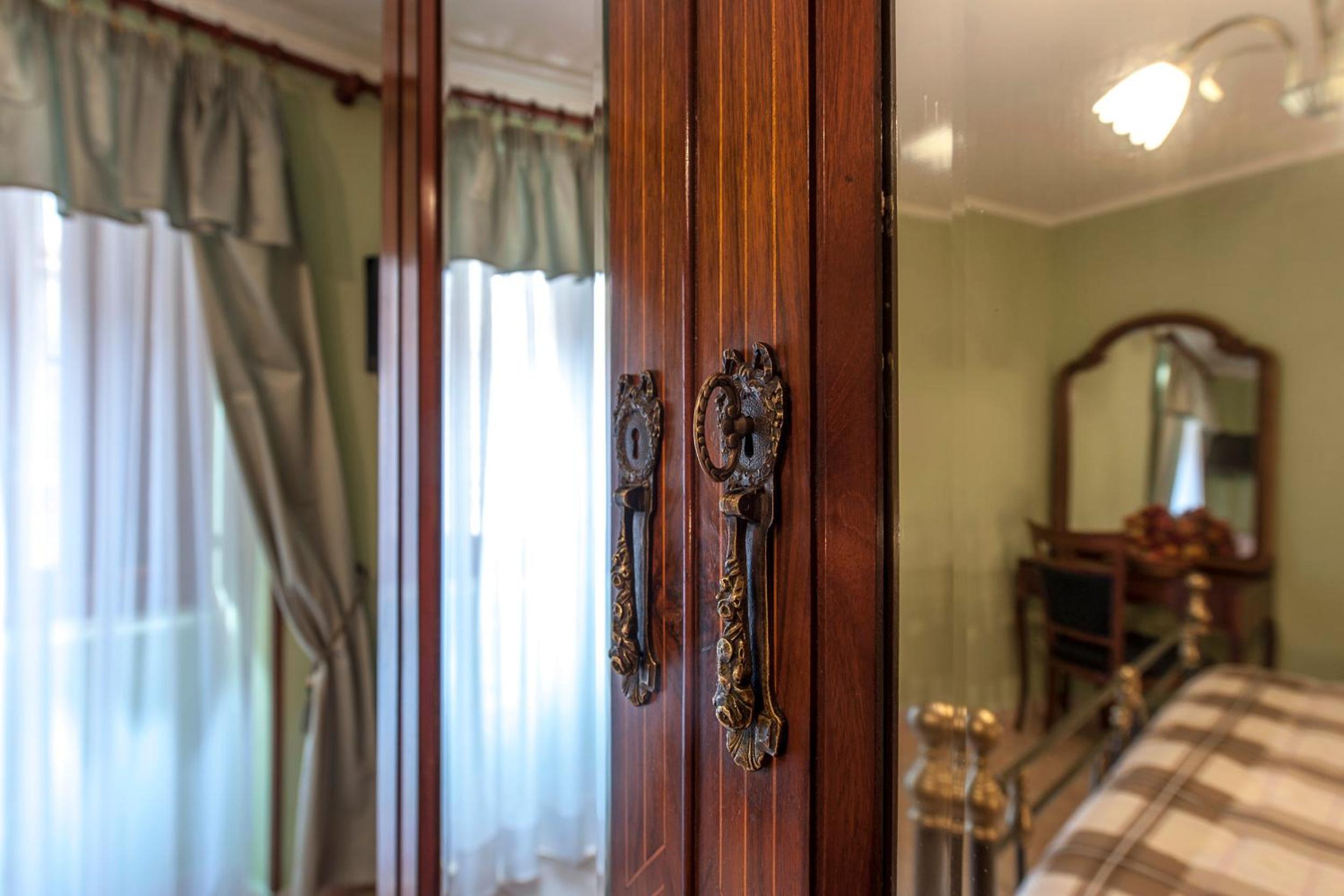 Double Room with Private External Bathroom - Photo 1