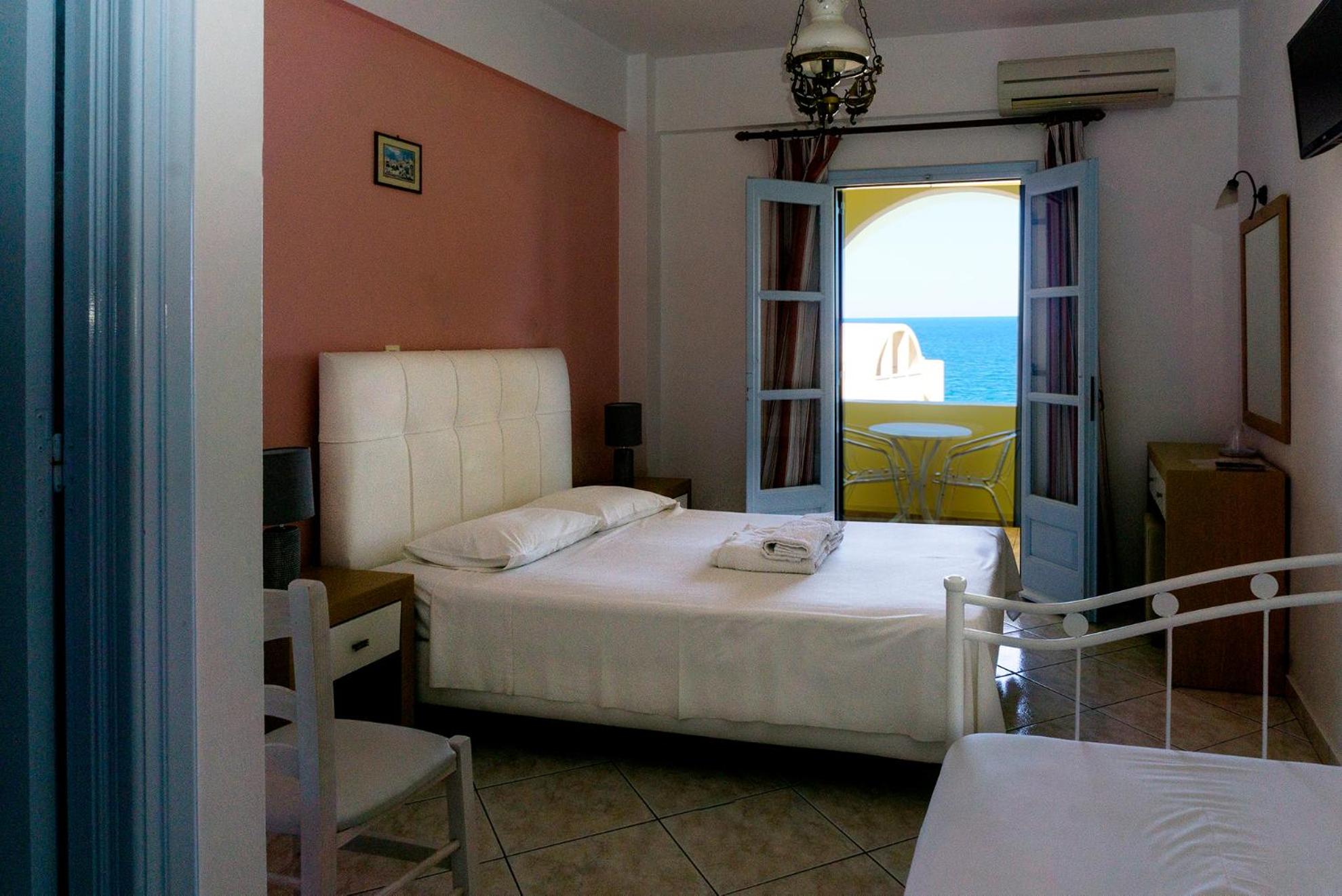 Double or Twin Room with Sea View - Photo 3