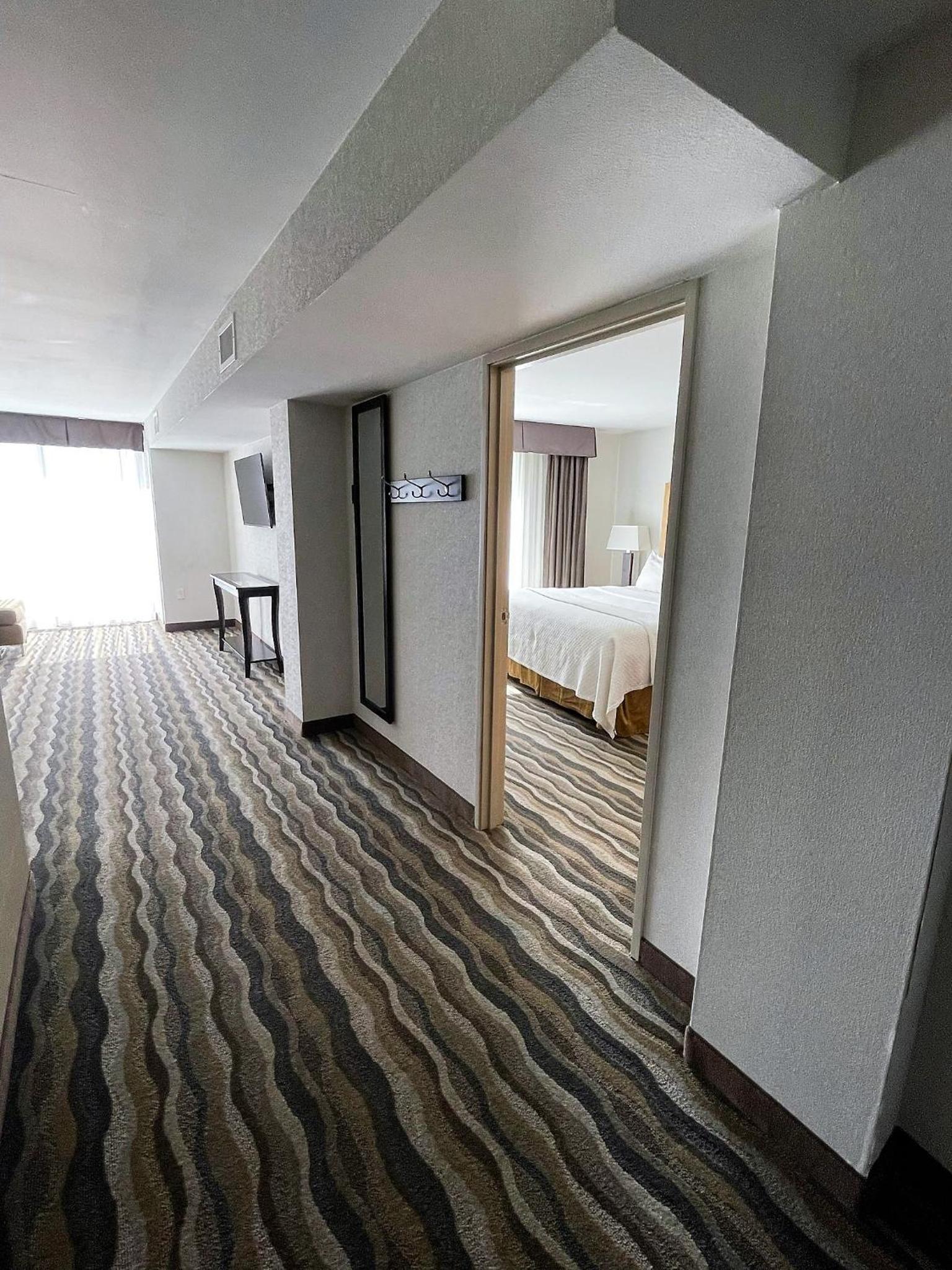 1 King Bed, One-Bedroom, Mobility Accessible Suite, Tub w/Grab Bars, Non-Smoking photo 1