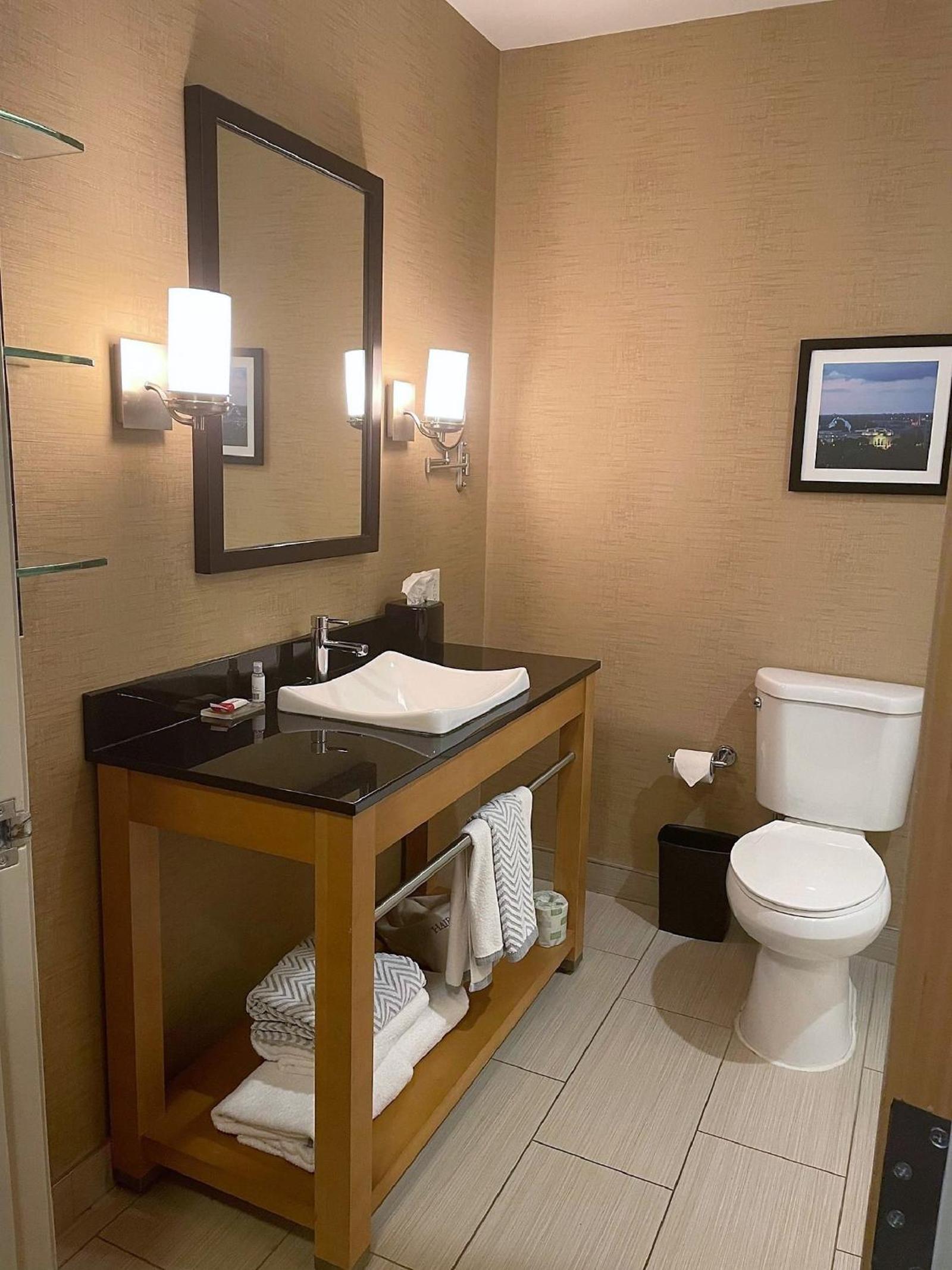 1 King Bed, Mobility/Hearing Accessible Suite, Bathtub w/ Grab Bars, Non-Smoking photo 2