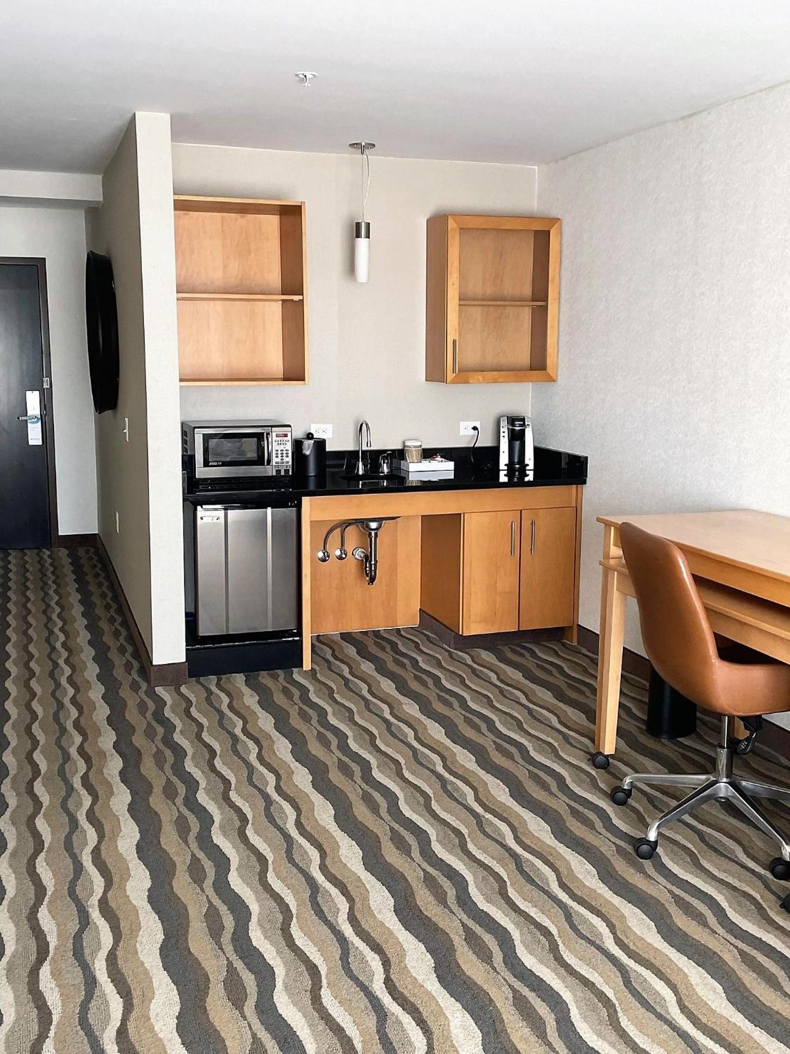 1 King Bed, One-Bedroom, Mobility Accessible Suite, Tub w/Grab Bars, Non-Smoking photo 2