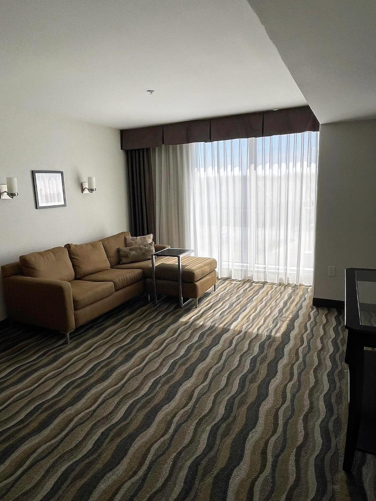 1 King Bed, One-Bedroom, Mobility Accessible Suite, Tub w/Grab Bars, Non-Smoking photo 3
