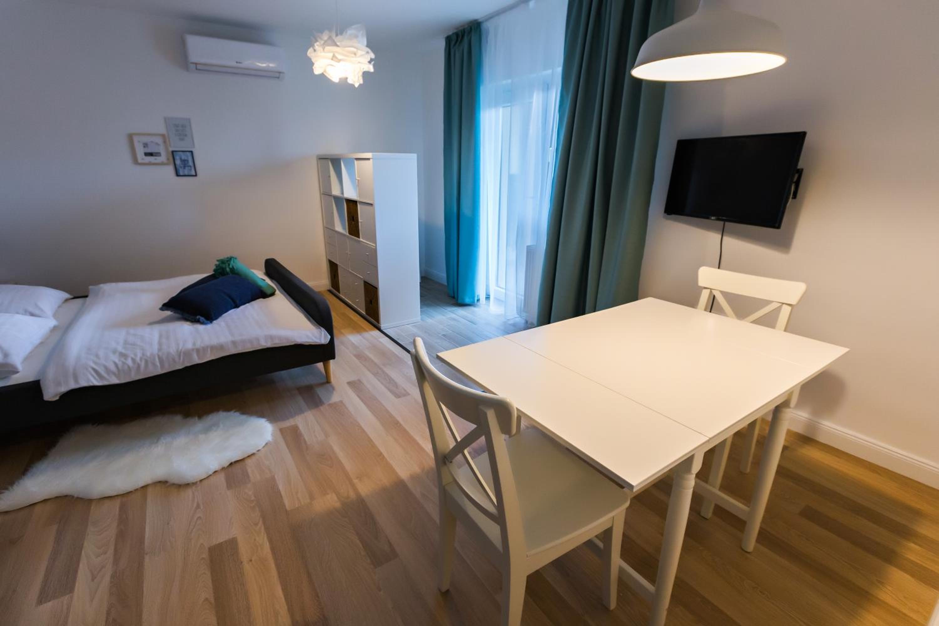 Apartment with Lake View - Photo 3