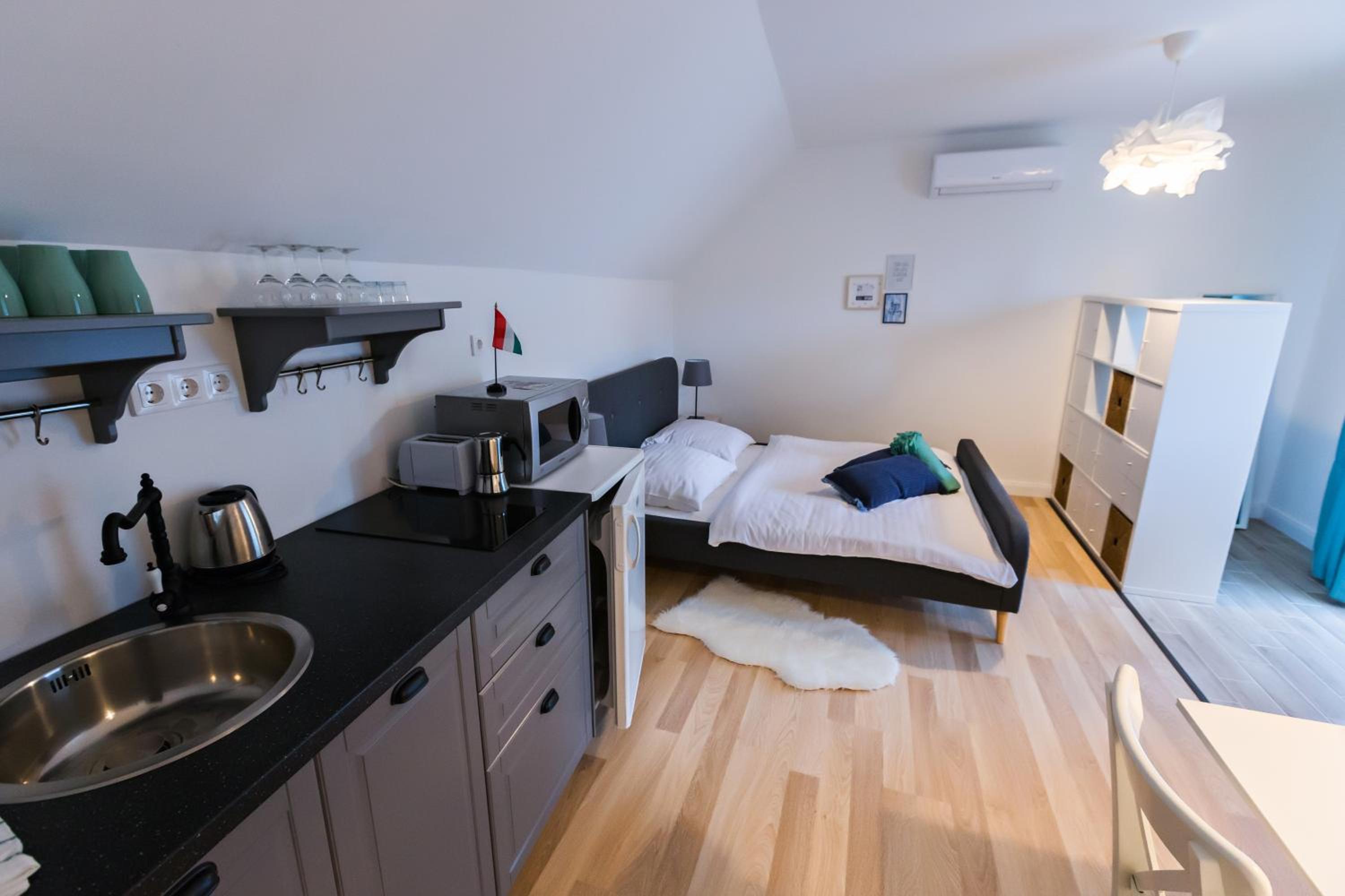 Apartment with Lake View - Photo 5