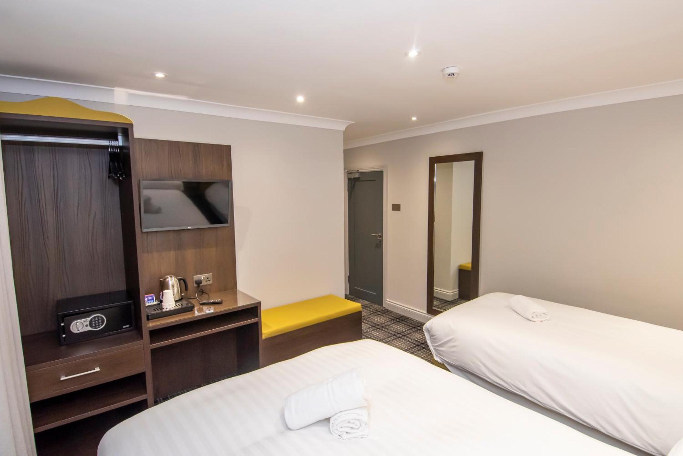 Double Room with Extra Single Bed photo 3