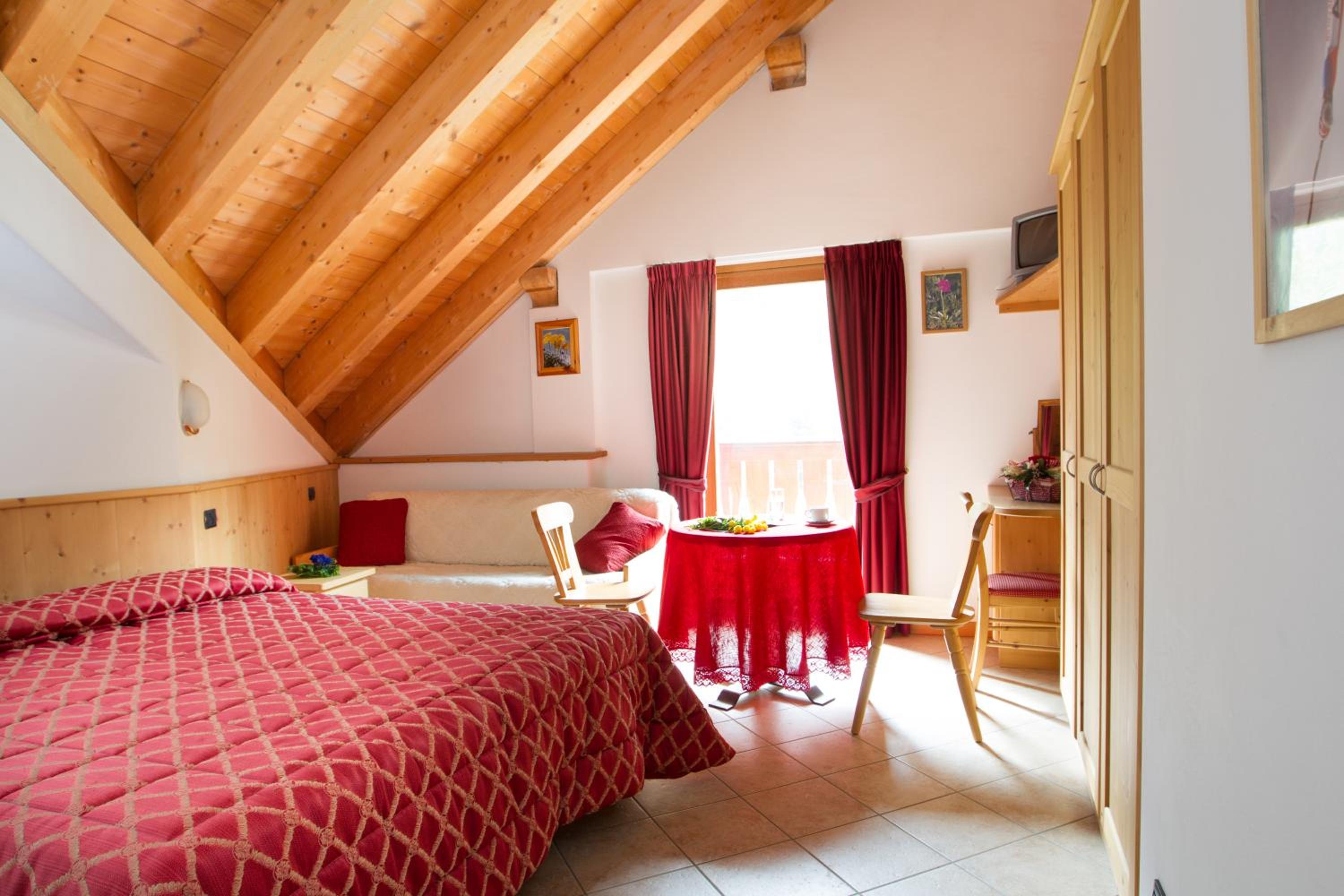 Double or Twin Room with Mountain View - Photo 4