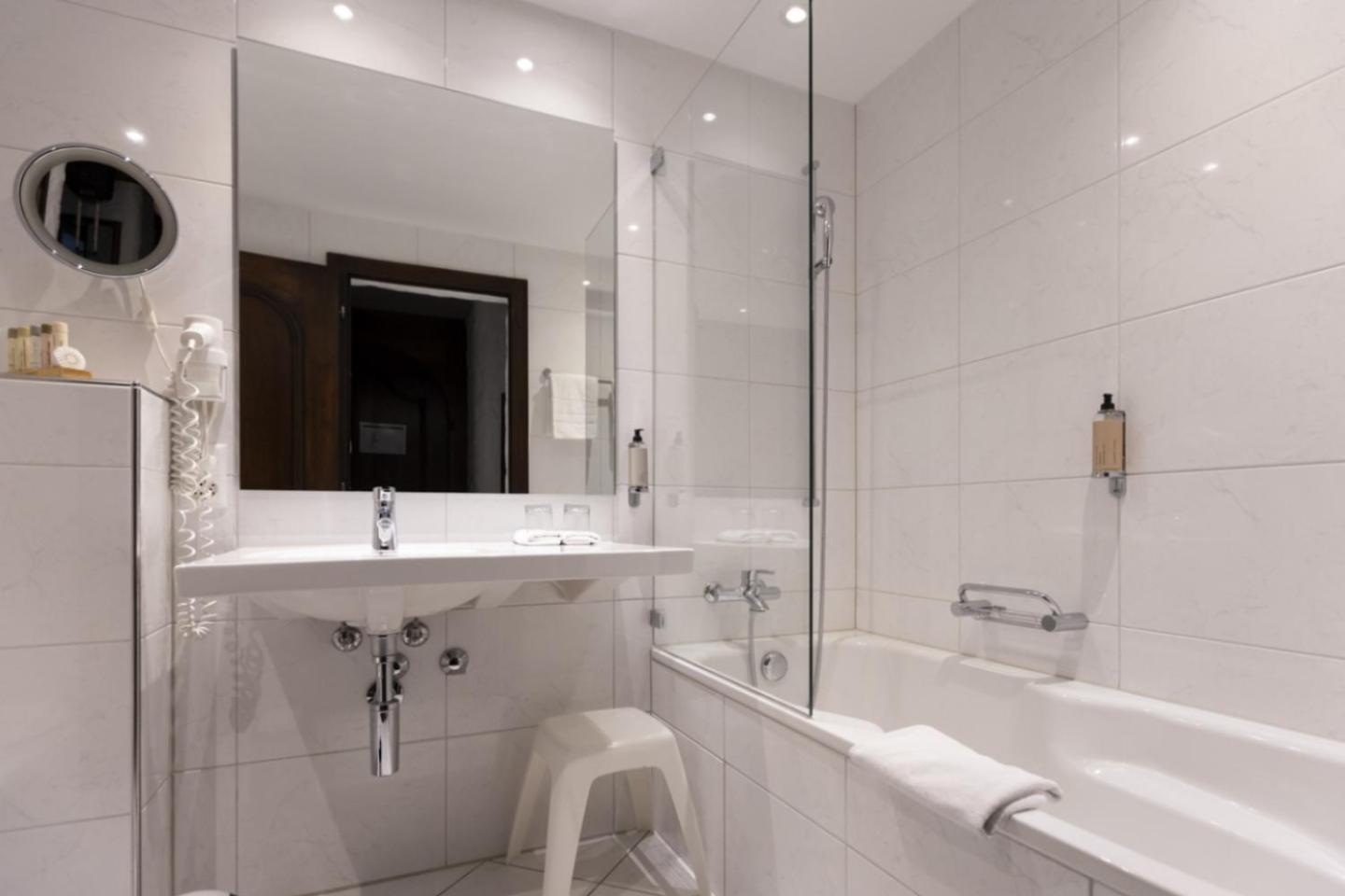 Superior Room with Lake View - Photo 4