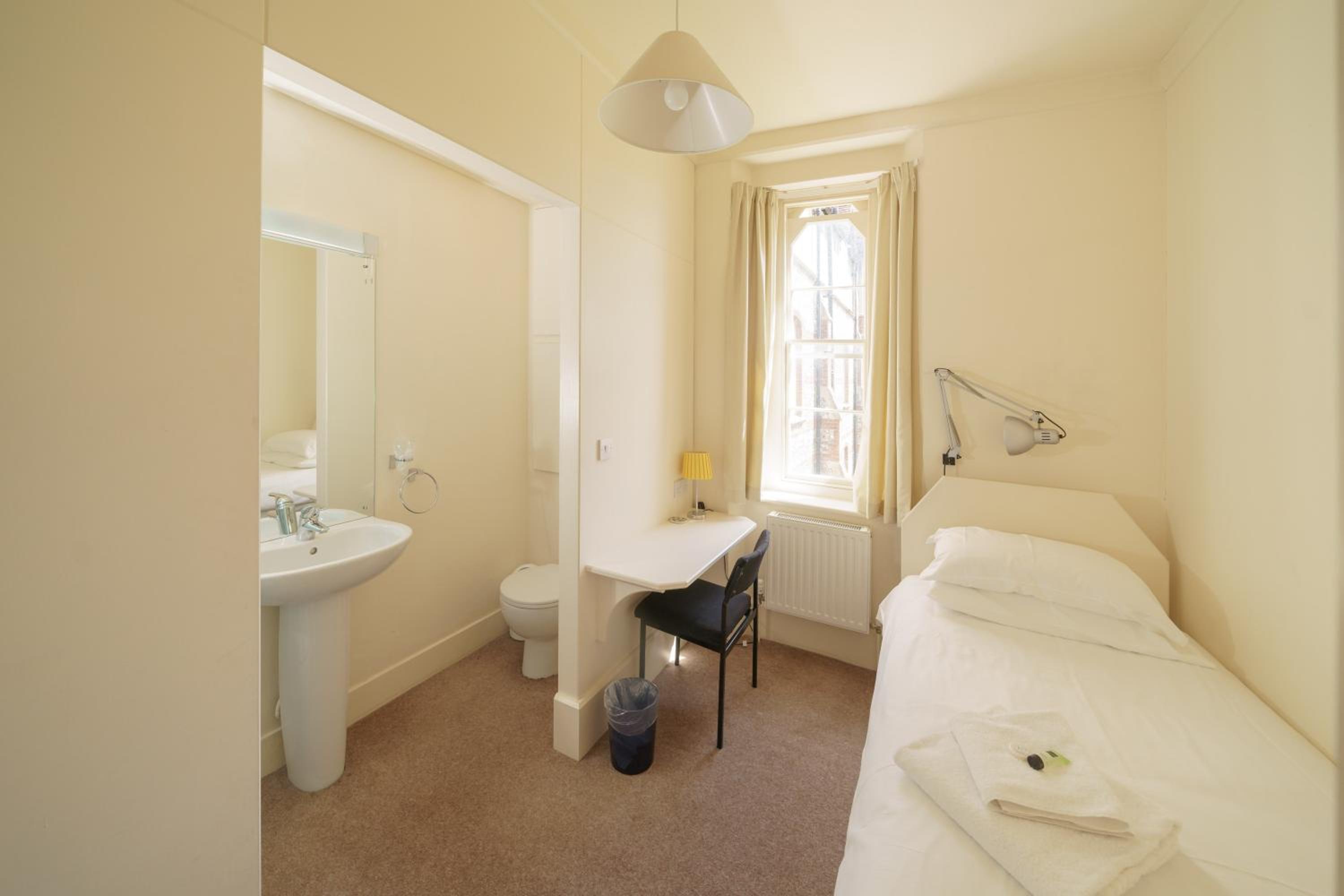 Single Room with Private Bathroom photo 1