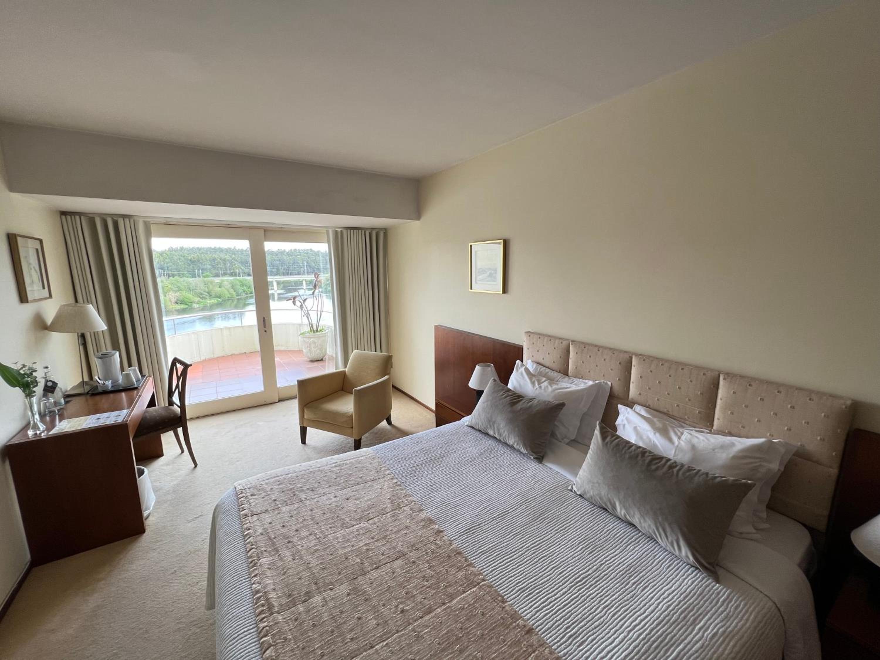 Double Room with River View and Romantic Package photo 3