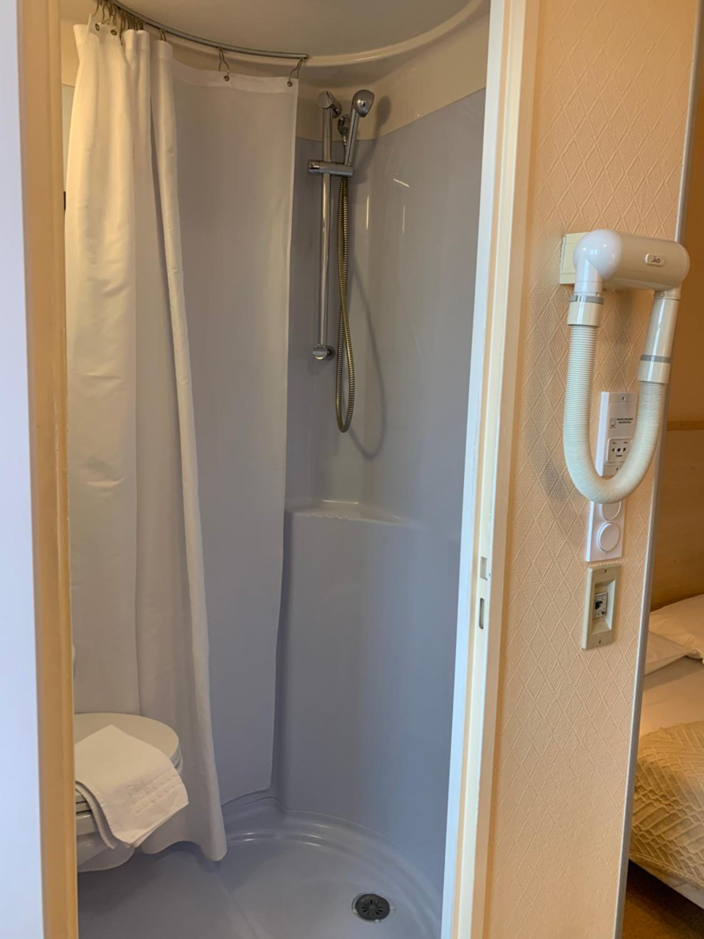 Economy Twin Room photo 2
