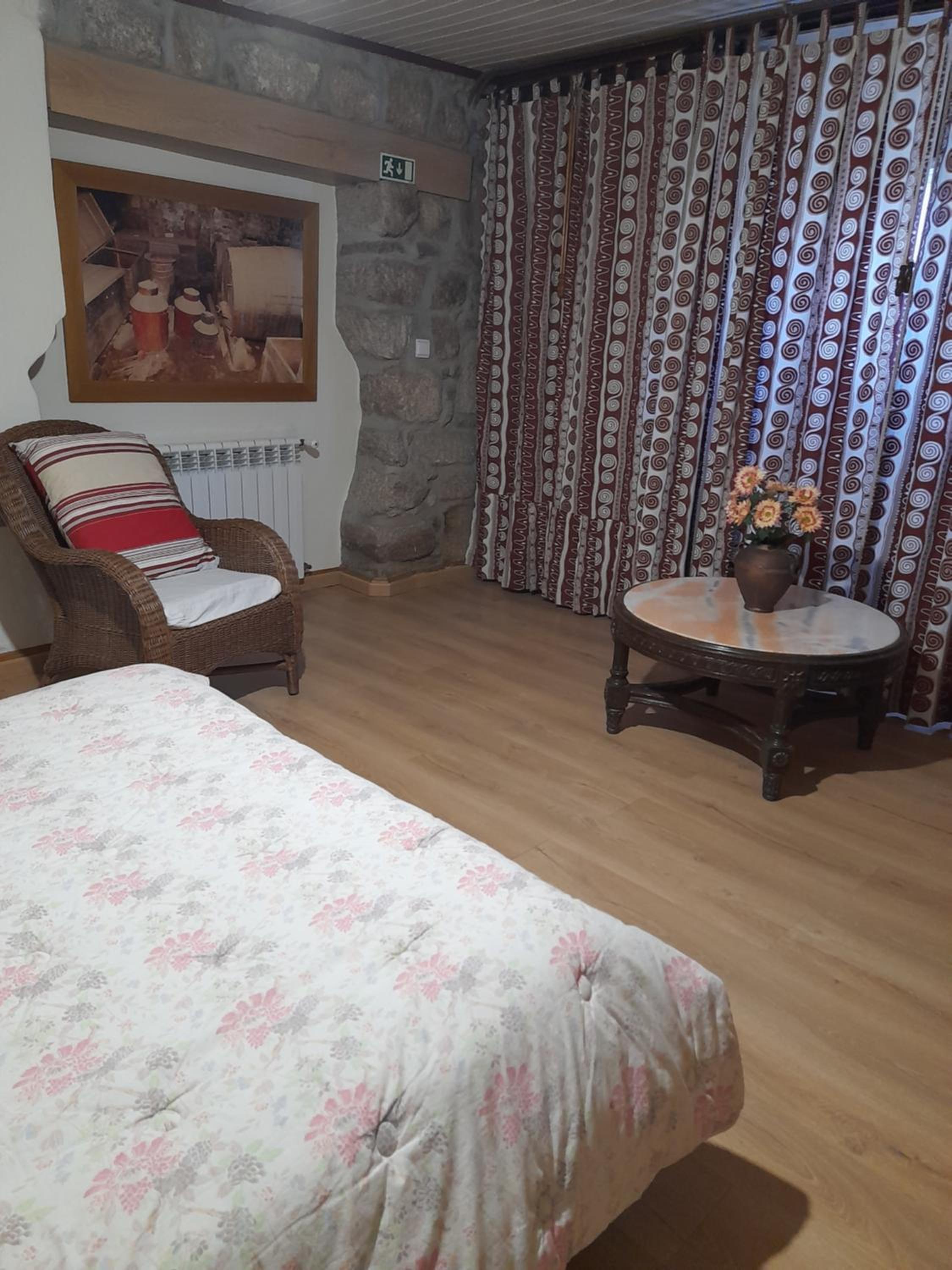 Deluxe Room (2 Adults + 1 Child) - Photo 1
