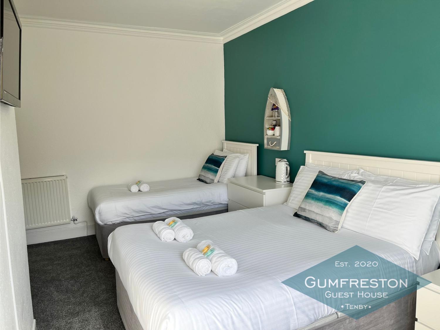 Room 6 Family Room En-suite photo 3