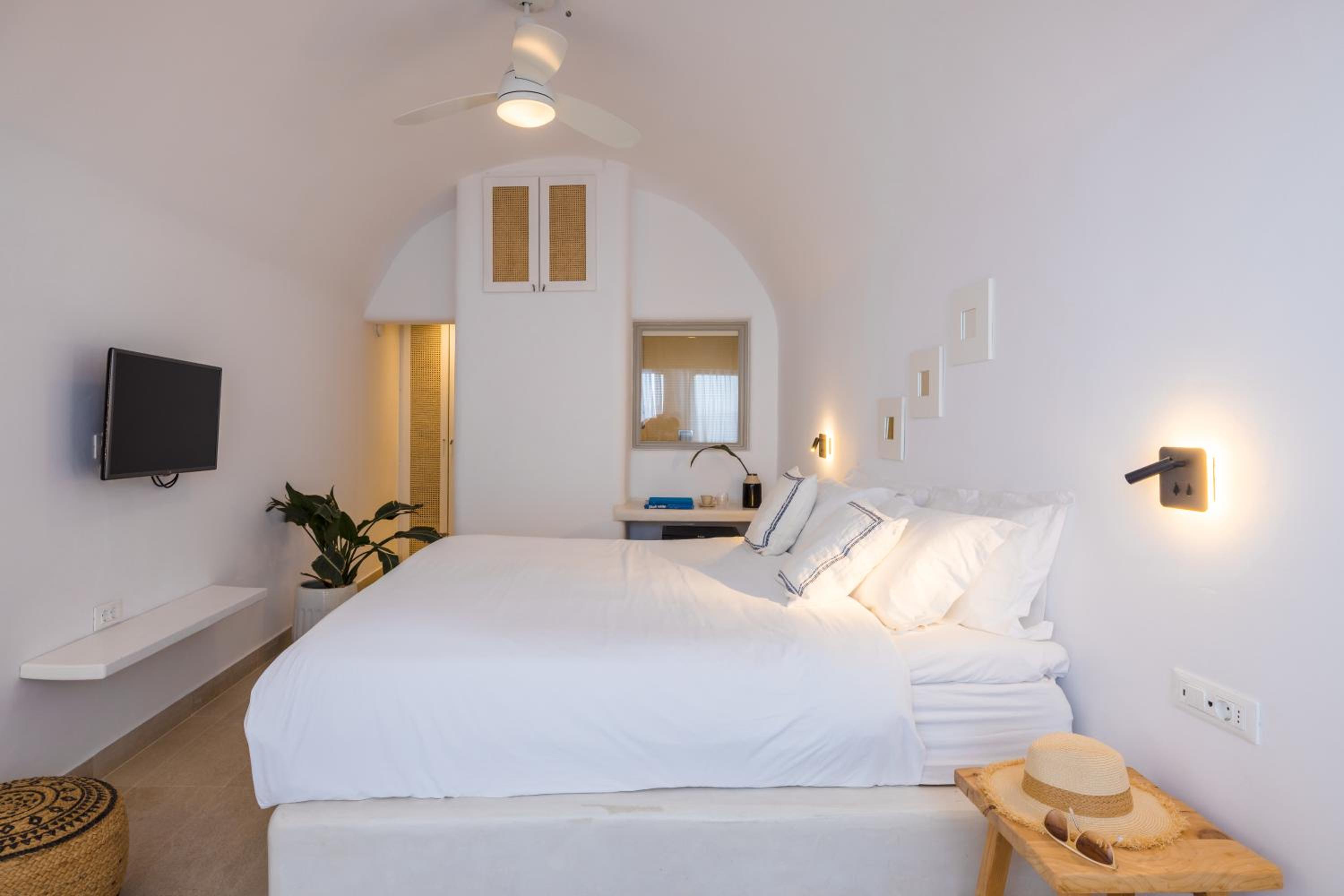 Premium Double Room Caldera View with Outdoor Mini Plunge Pool