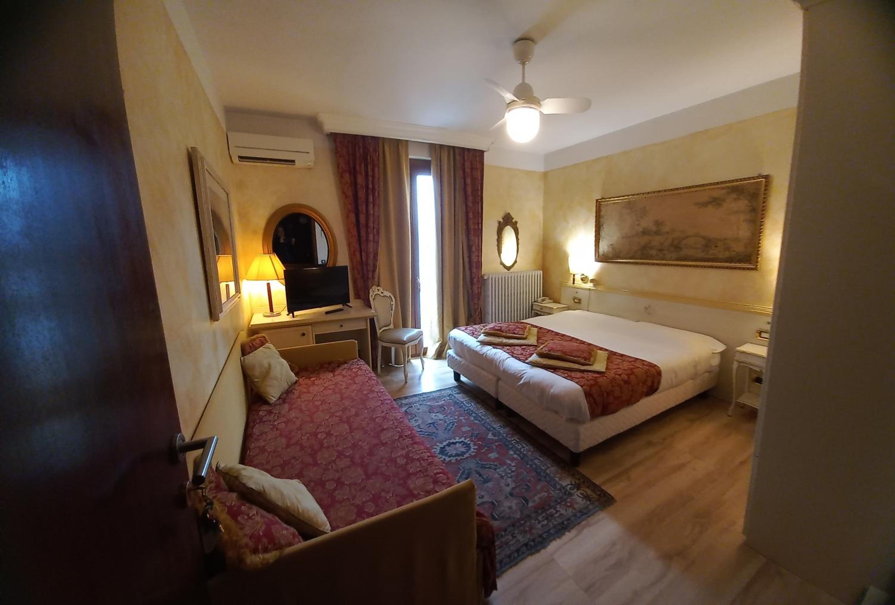 Triple Room with Lake View and Balcony