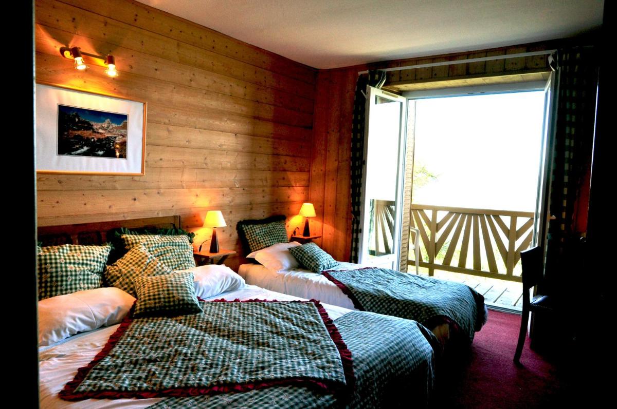 Twin Room with road view photo 1