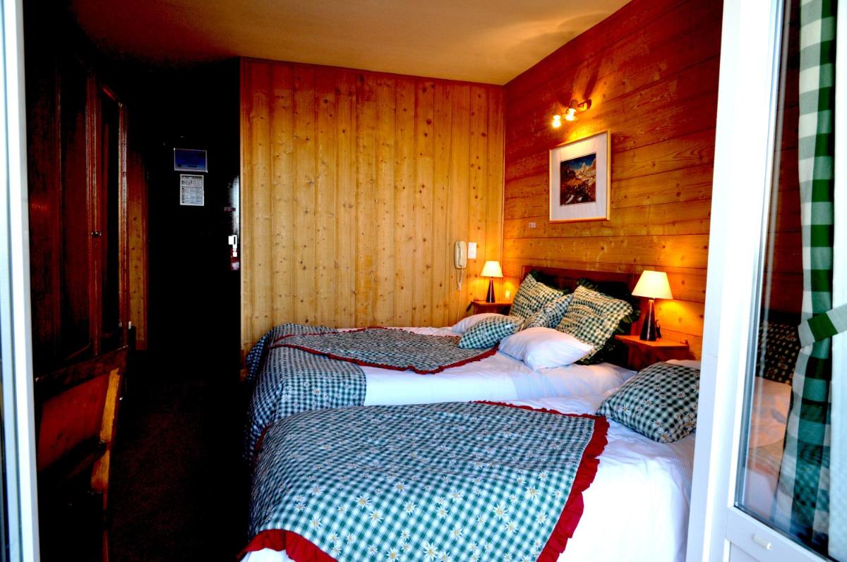 Twin Room with road view photo 2