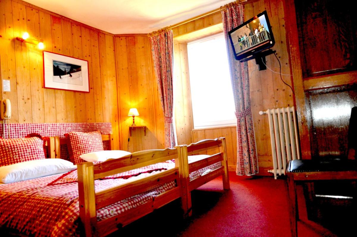 Twin Room with road view photo 3