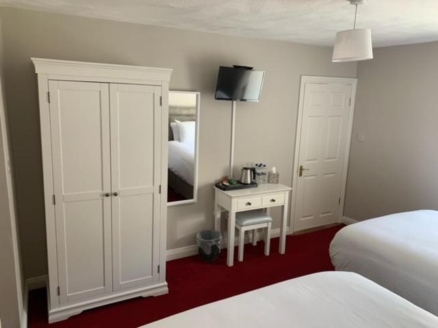 Twin Room with Private Bathroom - Photo 20
