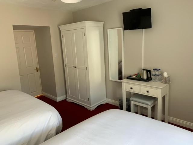 Twin Room with Private Bathroom - Photo 11