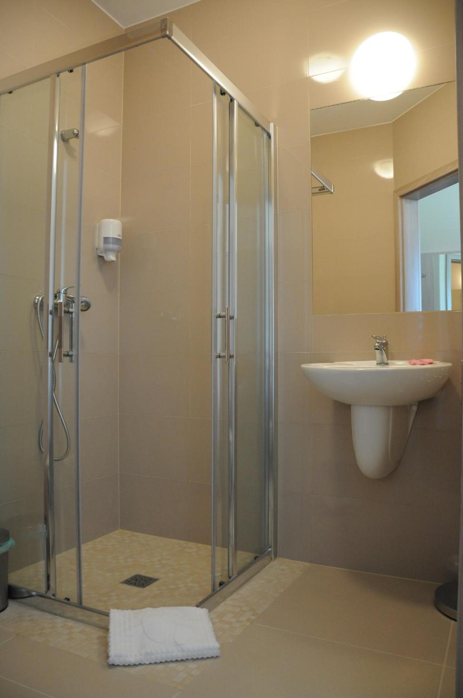 Double or Twin Room - Photo 3