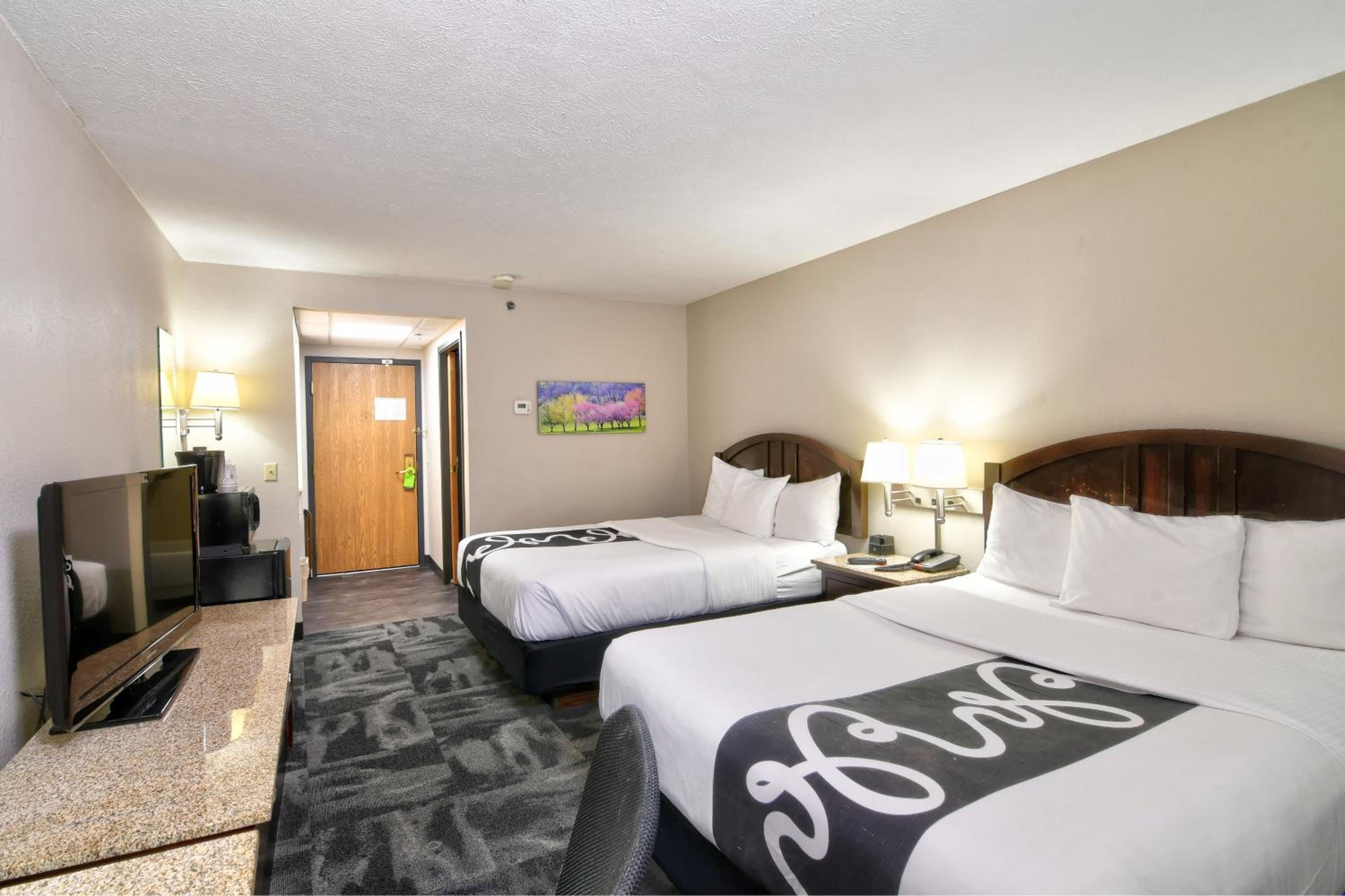 Queen Room with Two Queen Beds - Photo 2