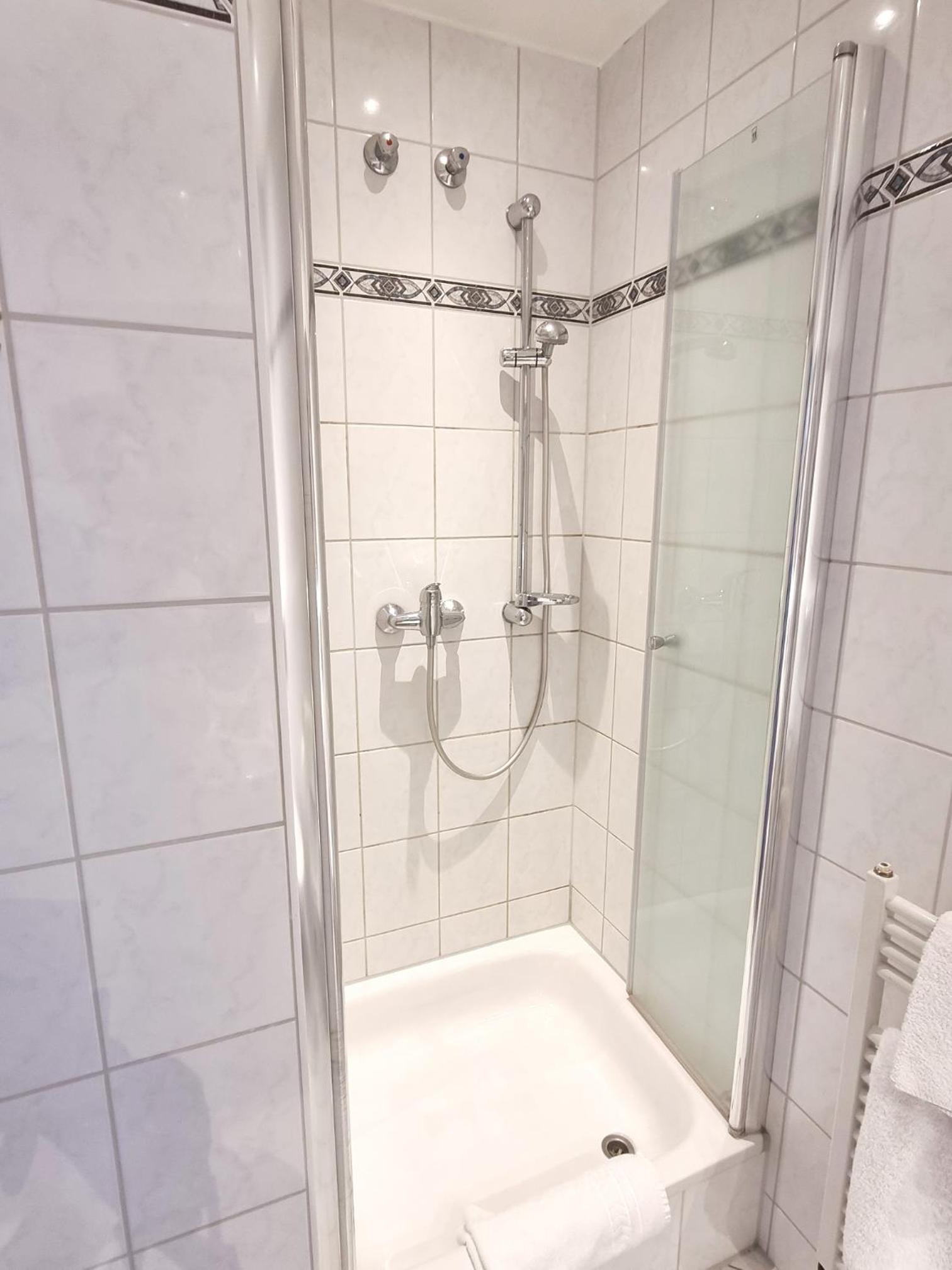 Single Room with Bathroom photo 3