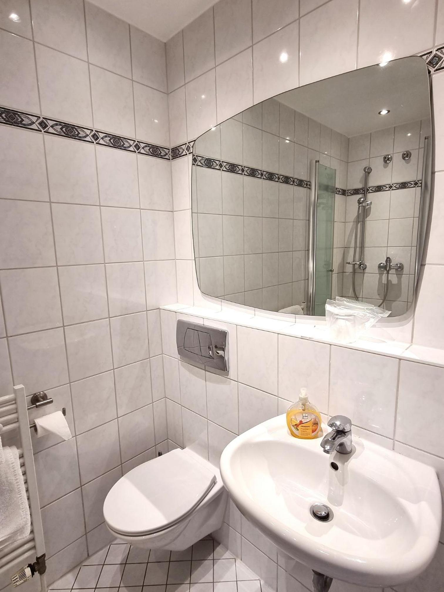 Single Room with Bathroom photo 2