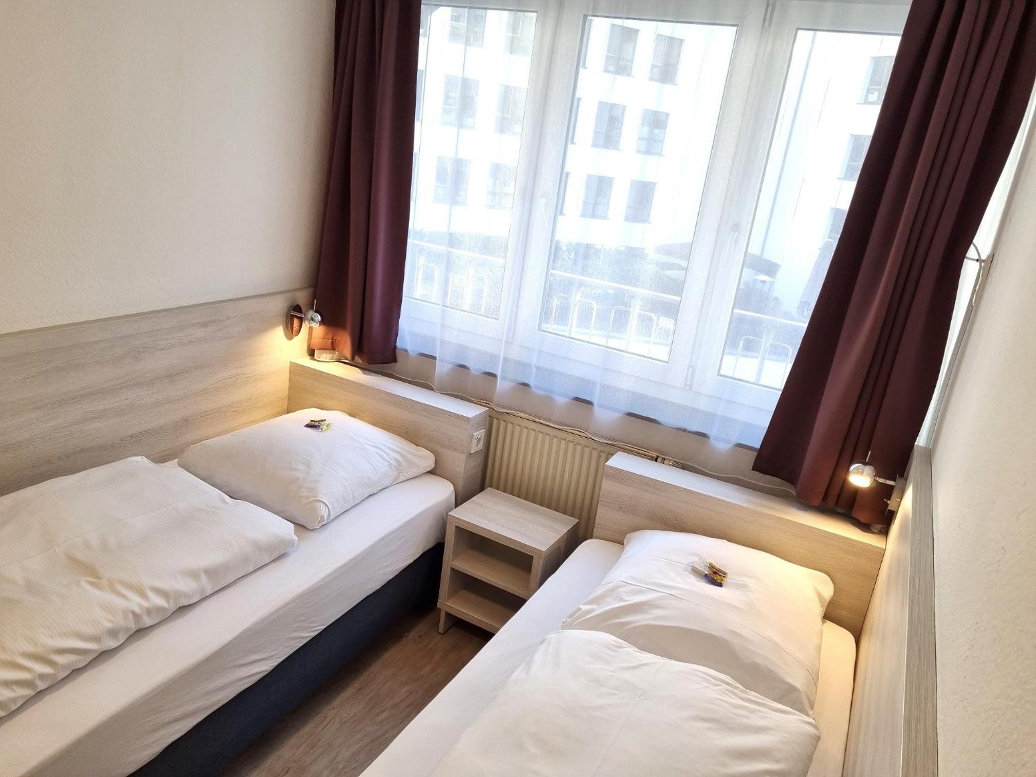 Twin Room with two single beds with bathroom photo 3