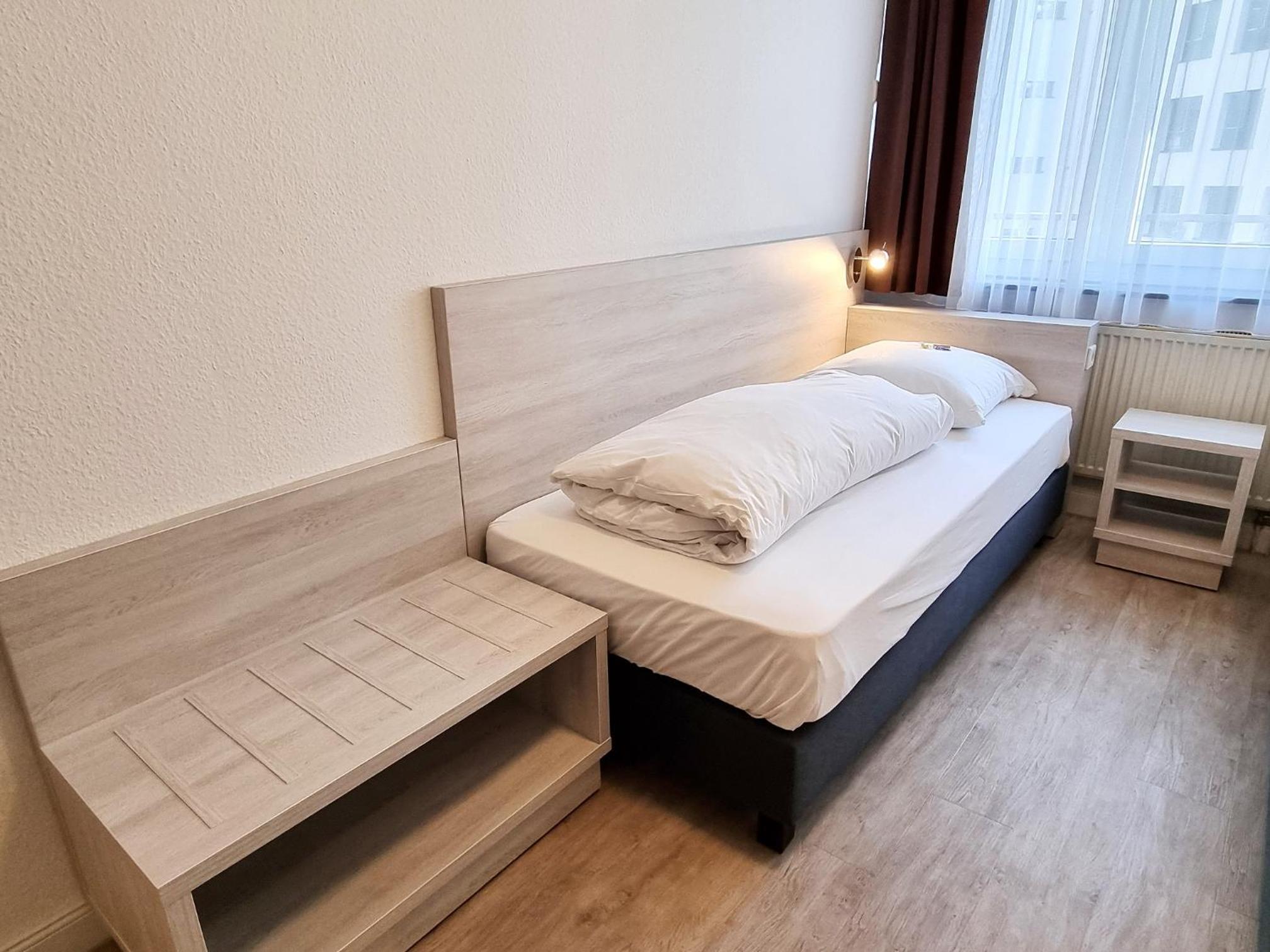 Twin Room with two single beds with bathroom photo 1
