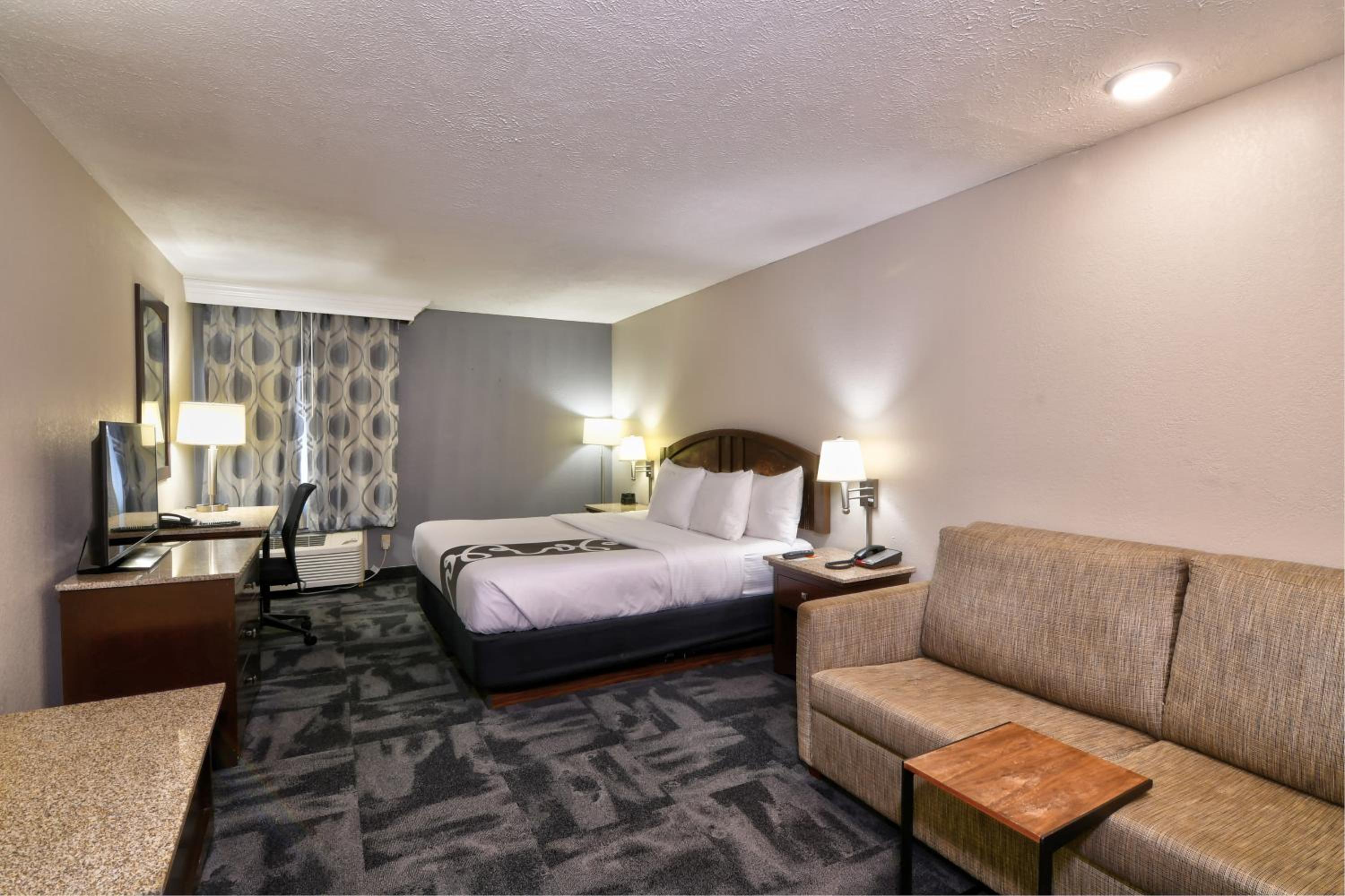 Executive King Room - Non-Smoking - Photo 3