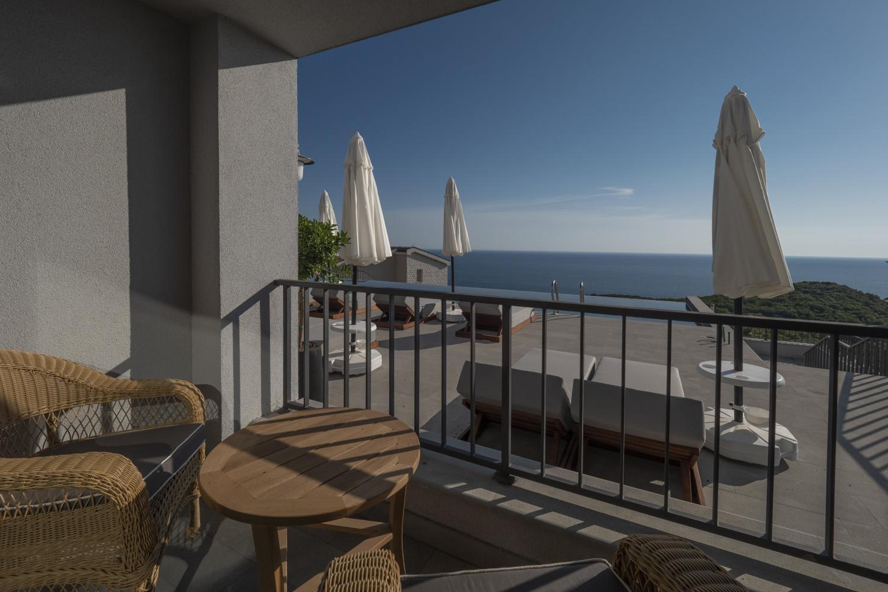 Double Room with Pool View - Photo 14