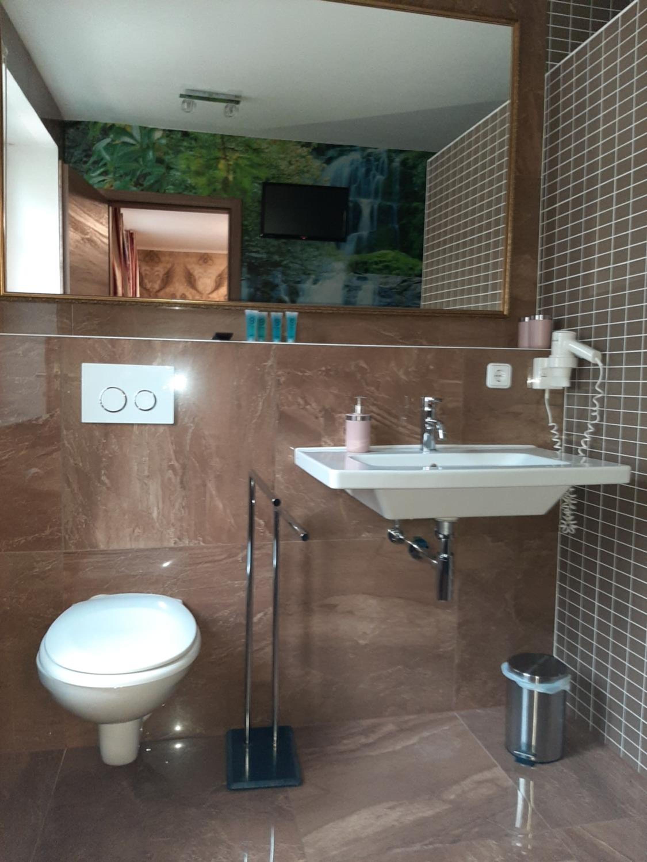 Double Room with Shower - Photo 2