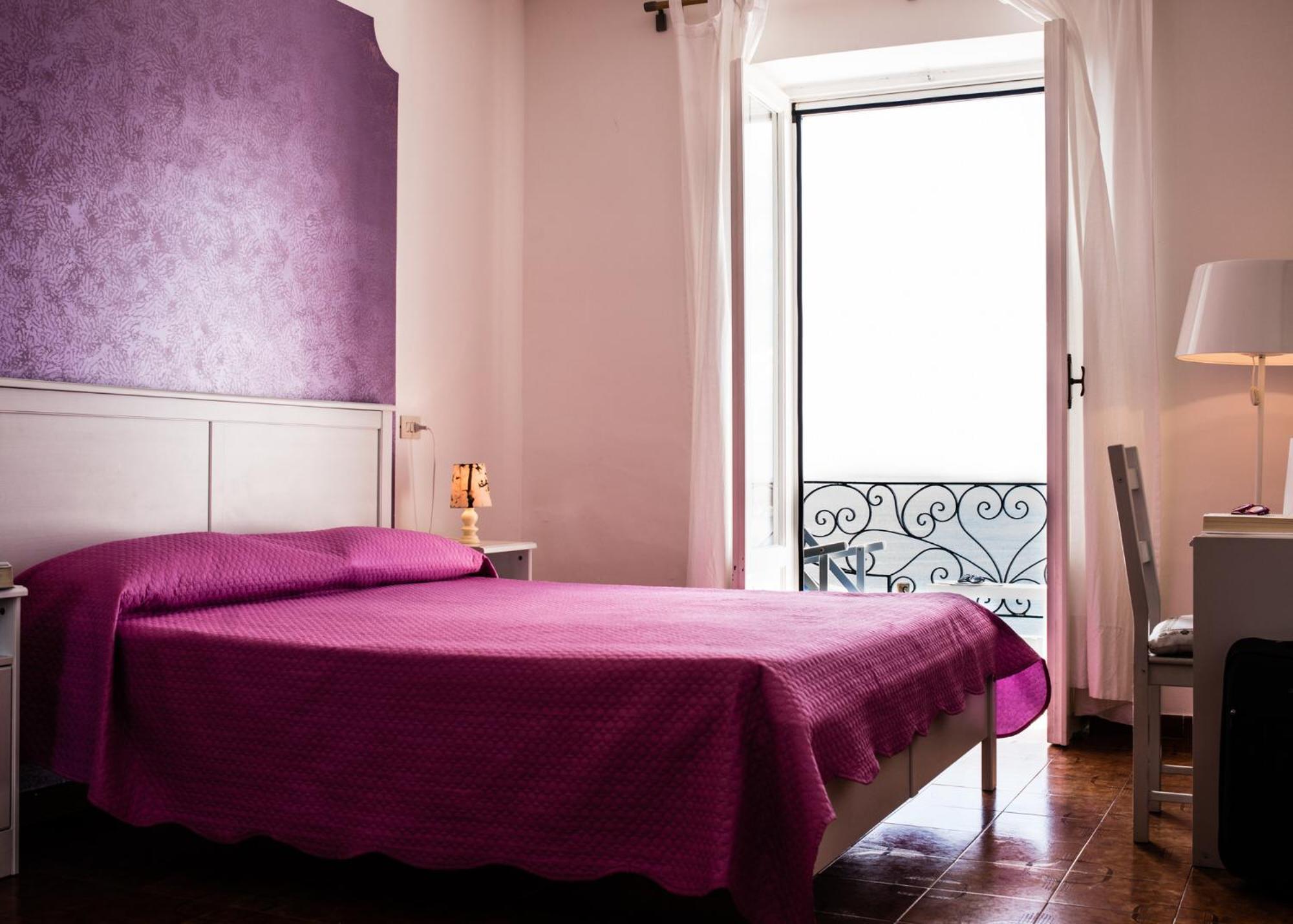 Double or Twin Room with Sea View photo 3
