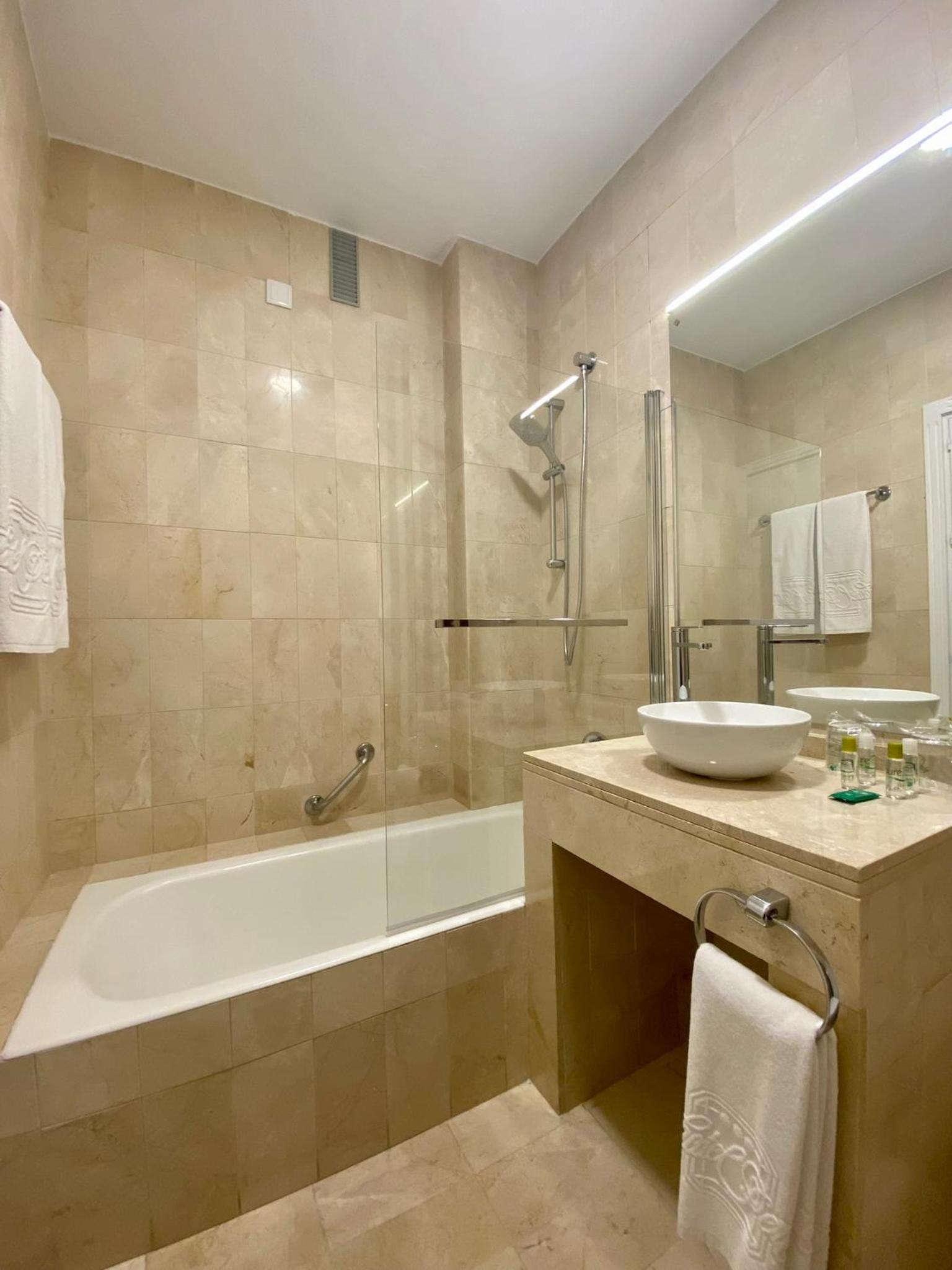 Double or Twin Room - Photo 9