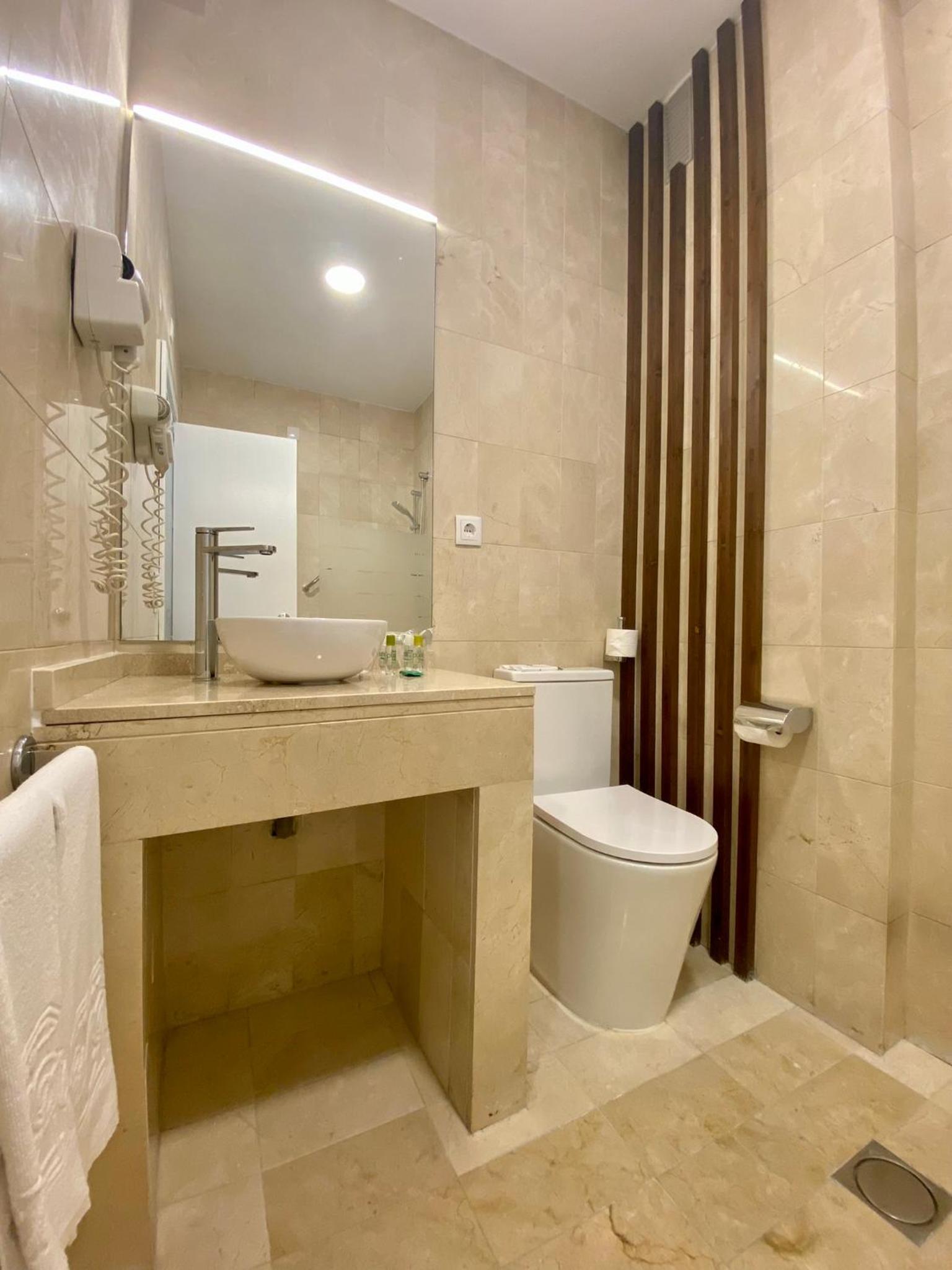 Double or Twin Room - Photo 6