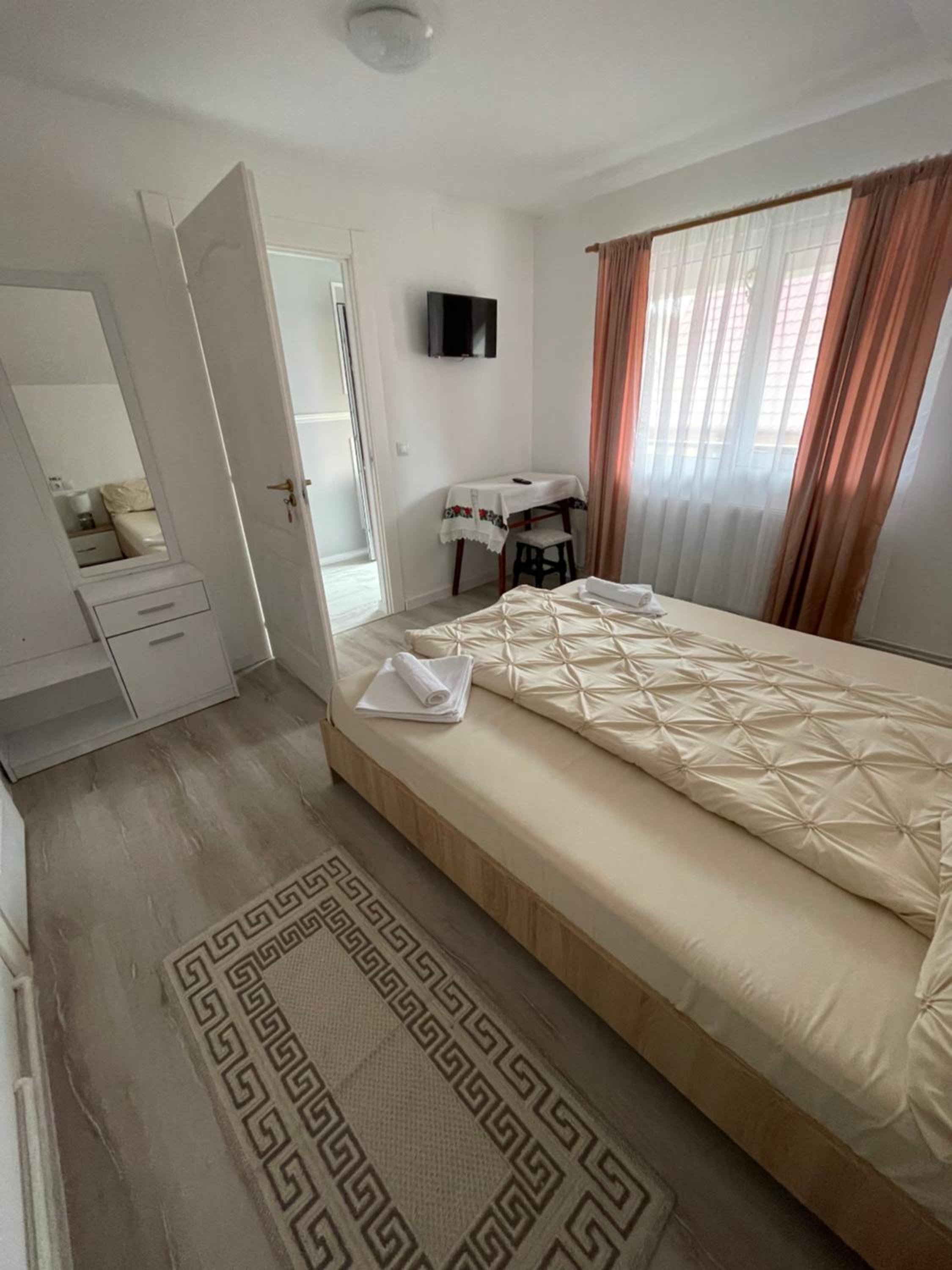Double Room with Private Bathroom - Photo 2