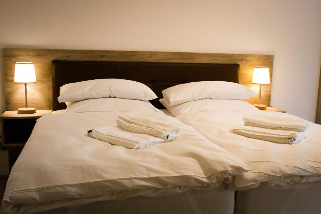 Large Double Room - Photo 1