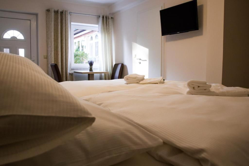 Large Double Room - Photo 3