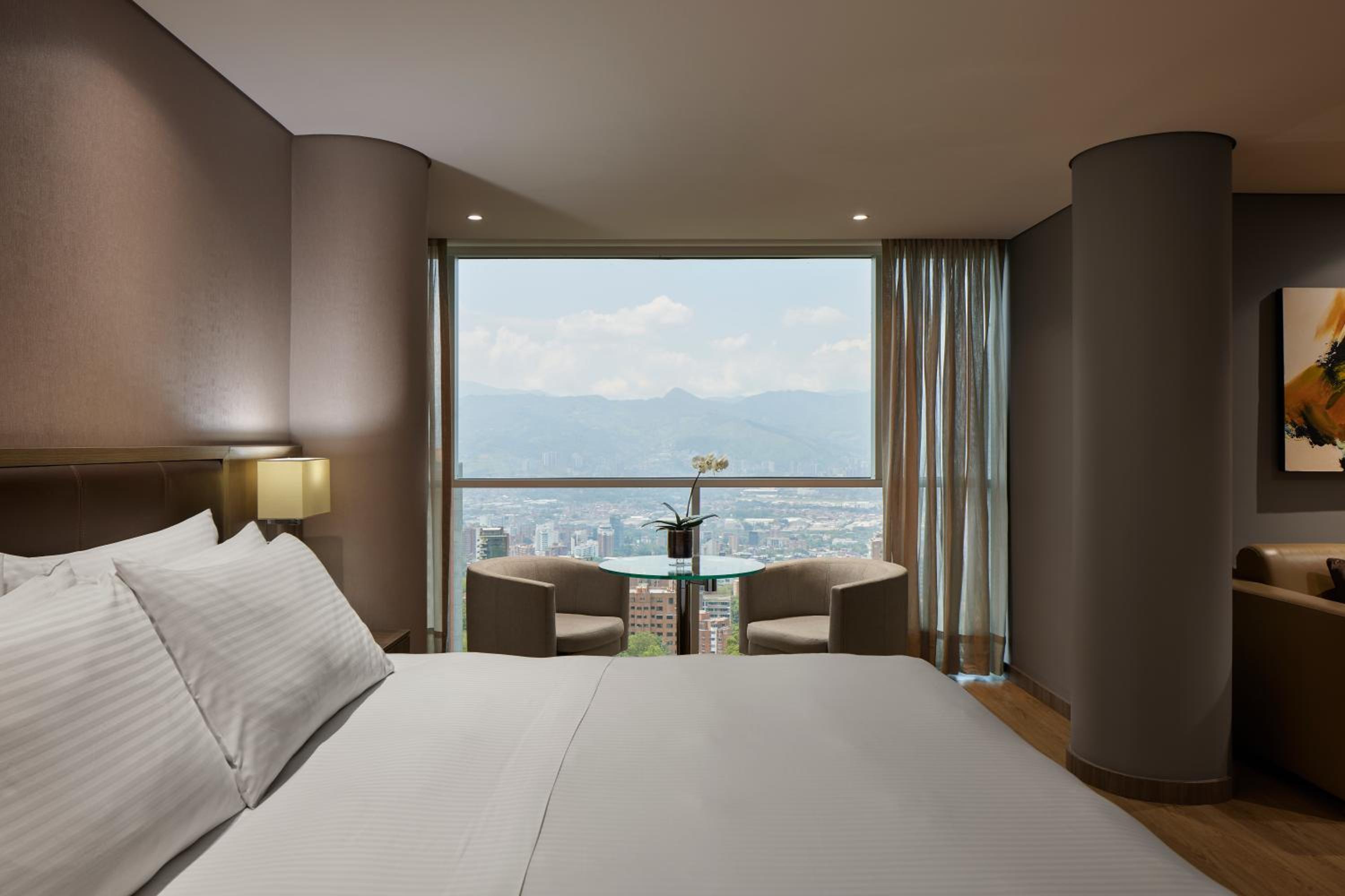 Junior Suite Deluxe city view photo 2