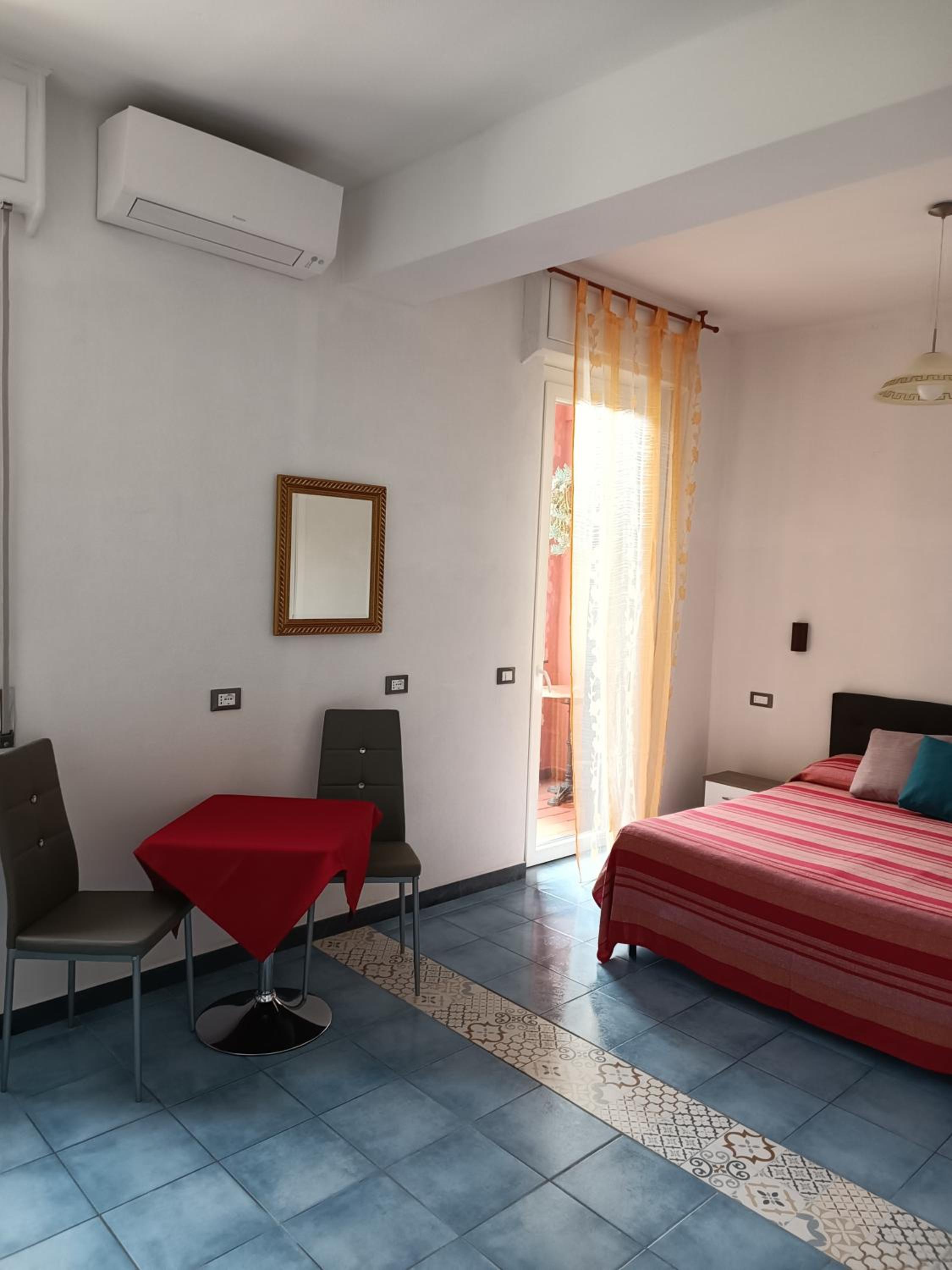 Large Double Room - Photo 8