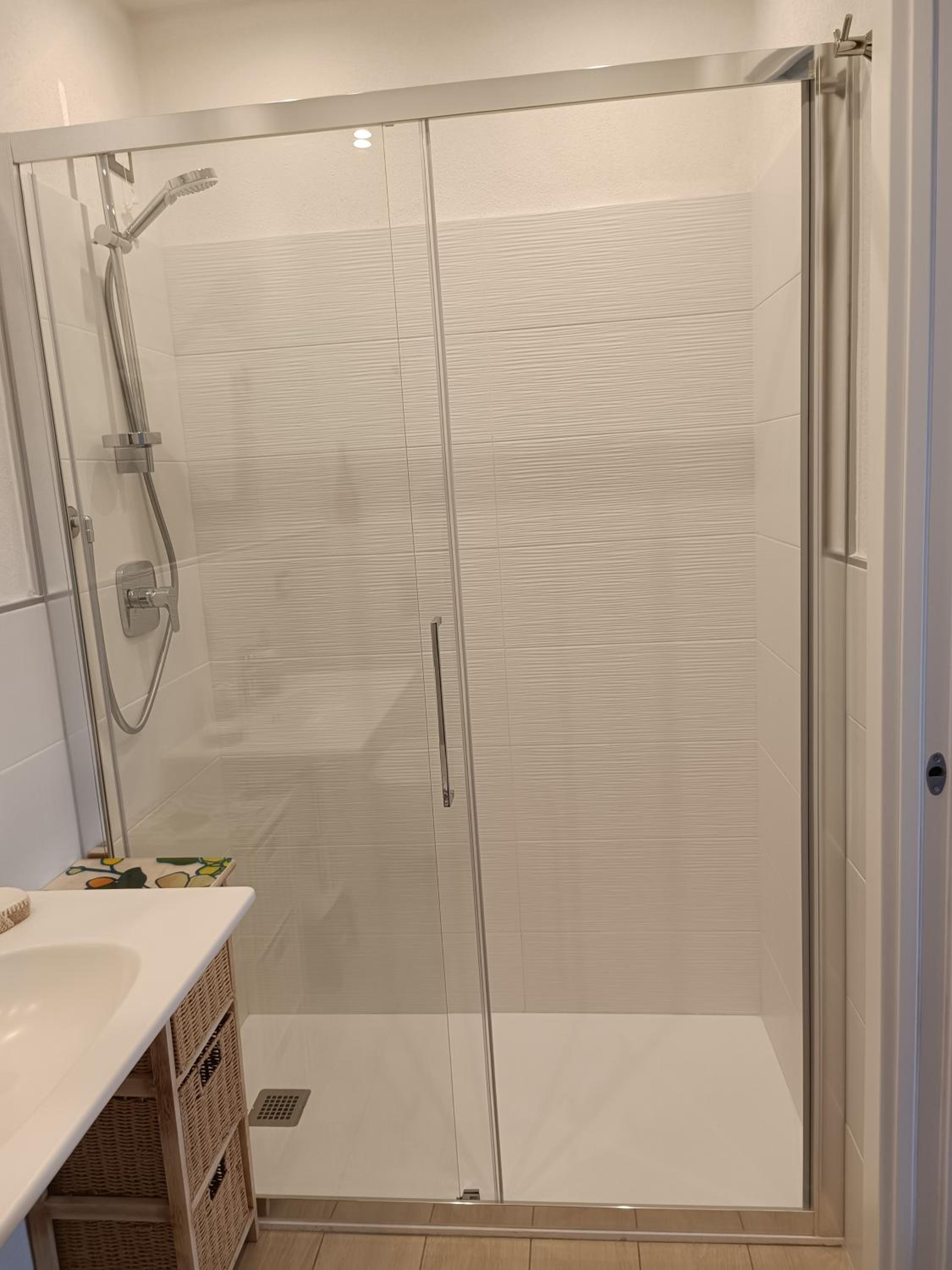 Large Double Room - Photo 6