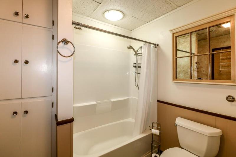 Three-Bedroom Holiday Home  photo 2