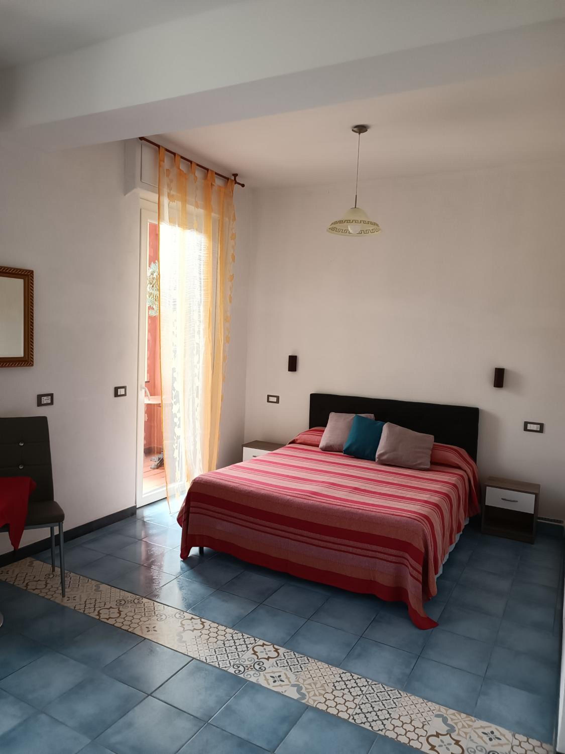 Large Double Room - Photo 3