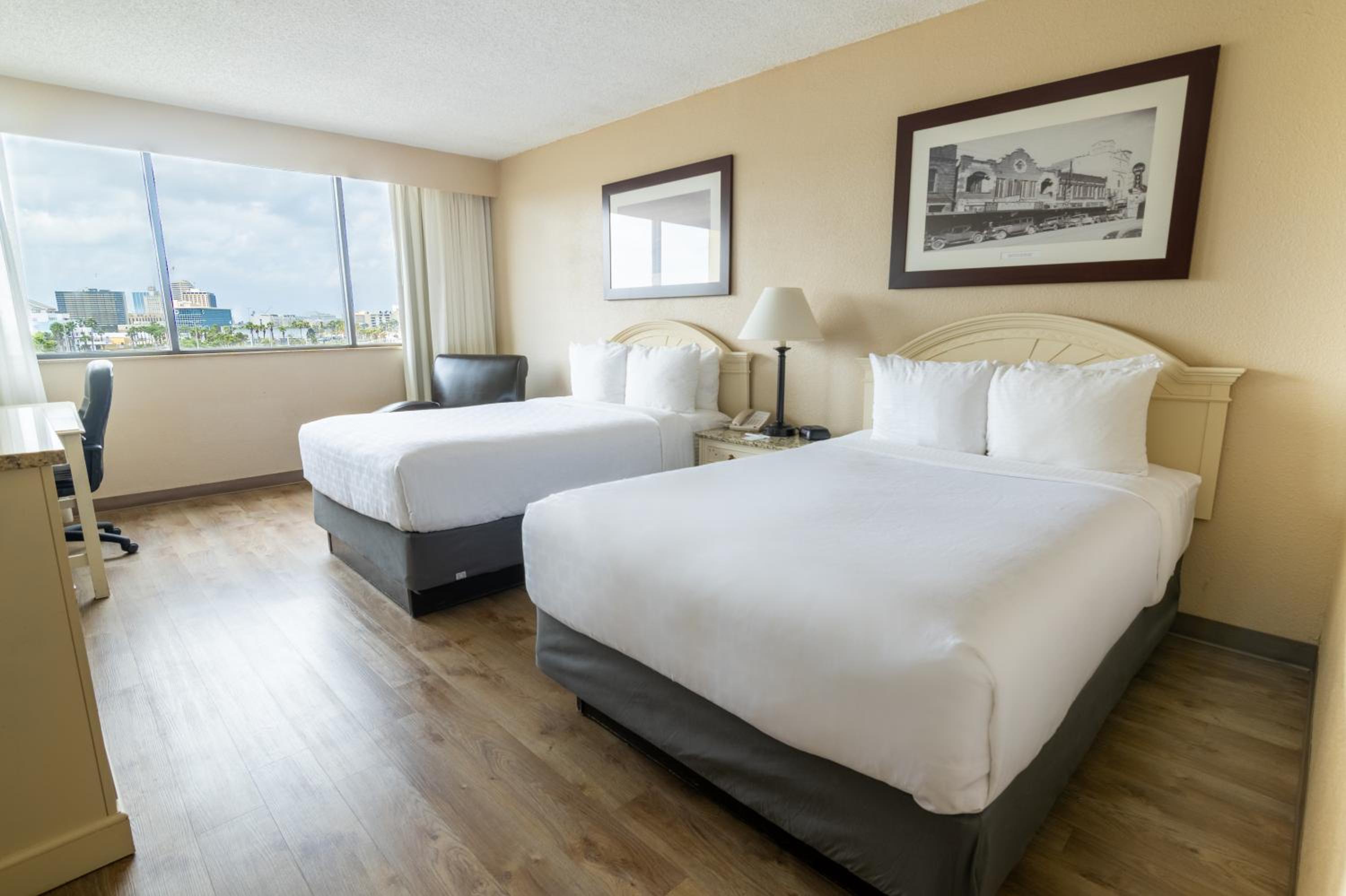 Two Double Beds - Photo 2