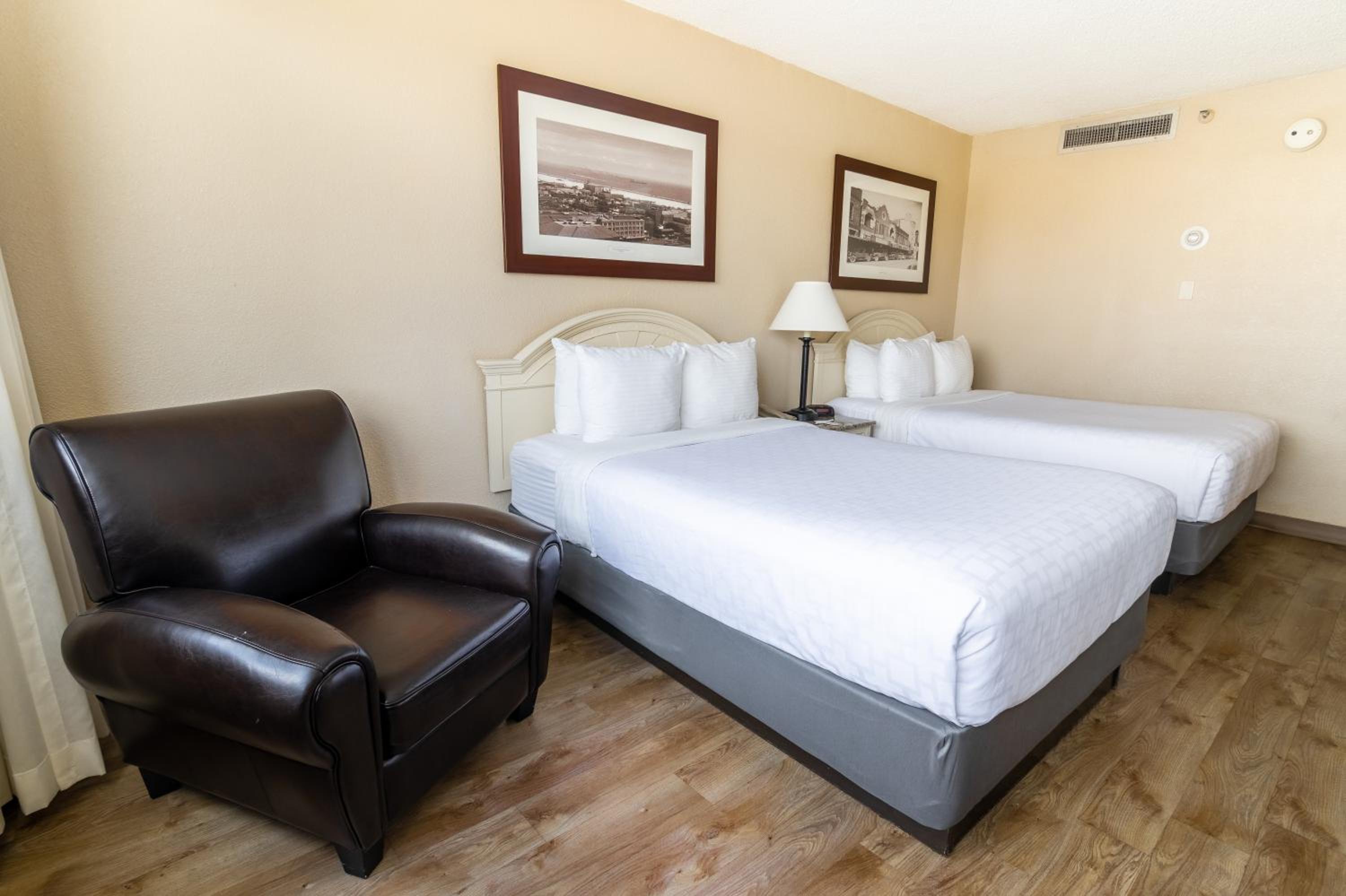 Two Double Beds - Photo 4