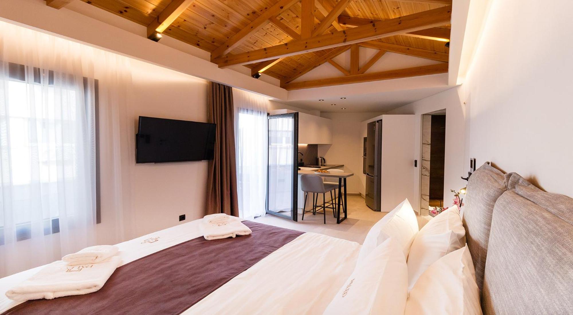 Suite with Hot Tub photo 1