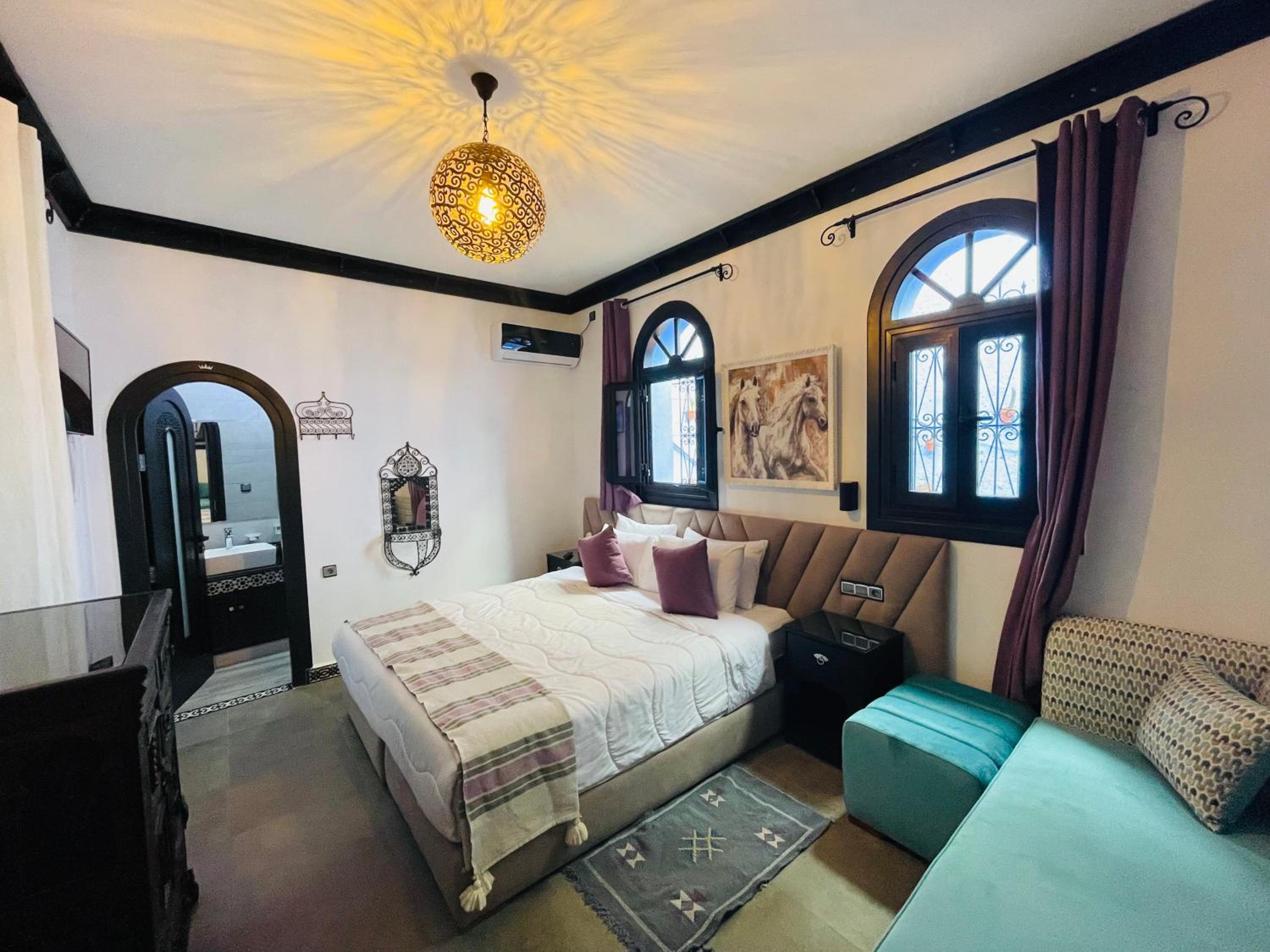 Double or Twin Room with Private Bathroom - Photo 28