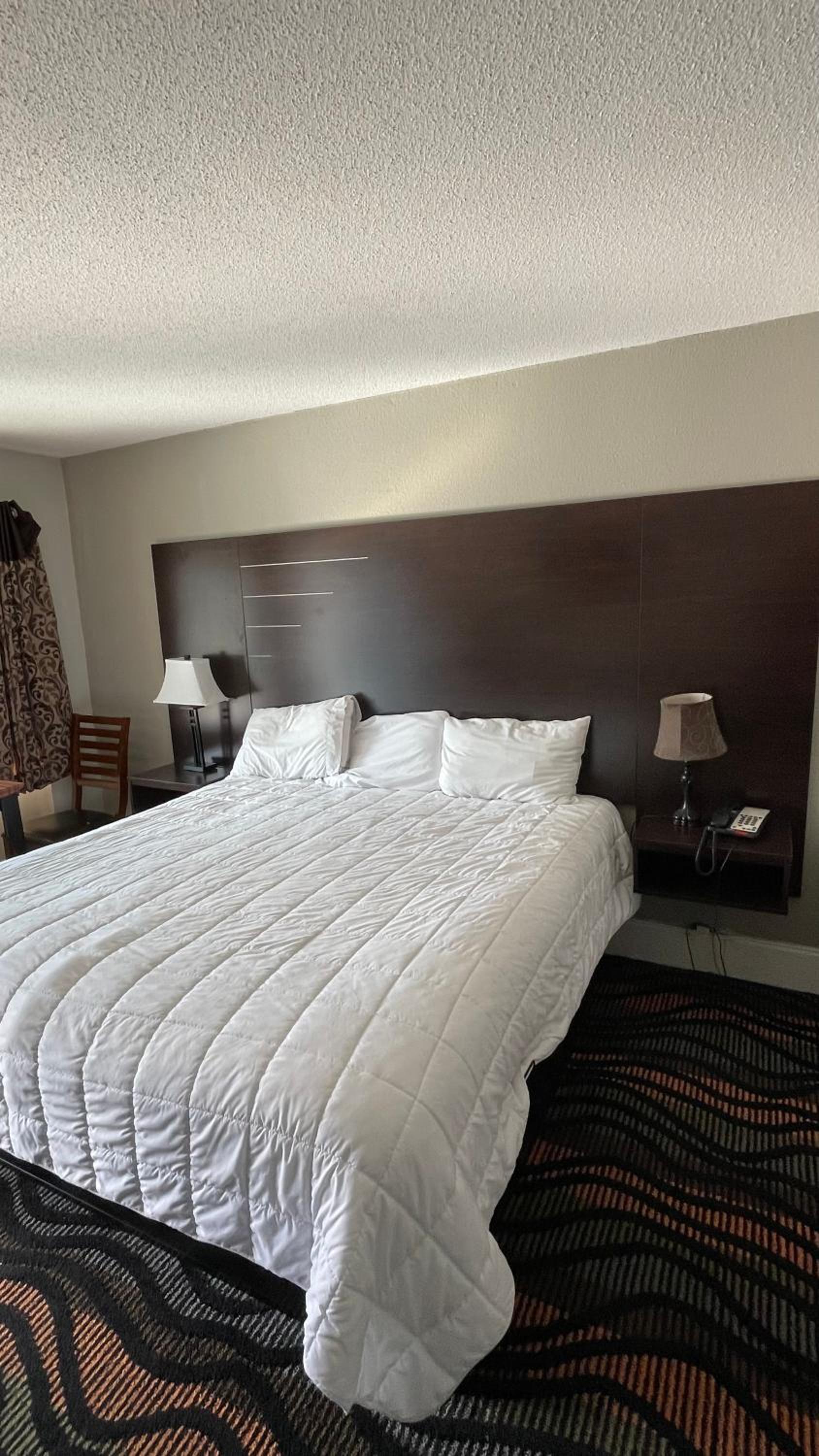 Queen Room photo 1