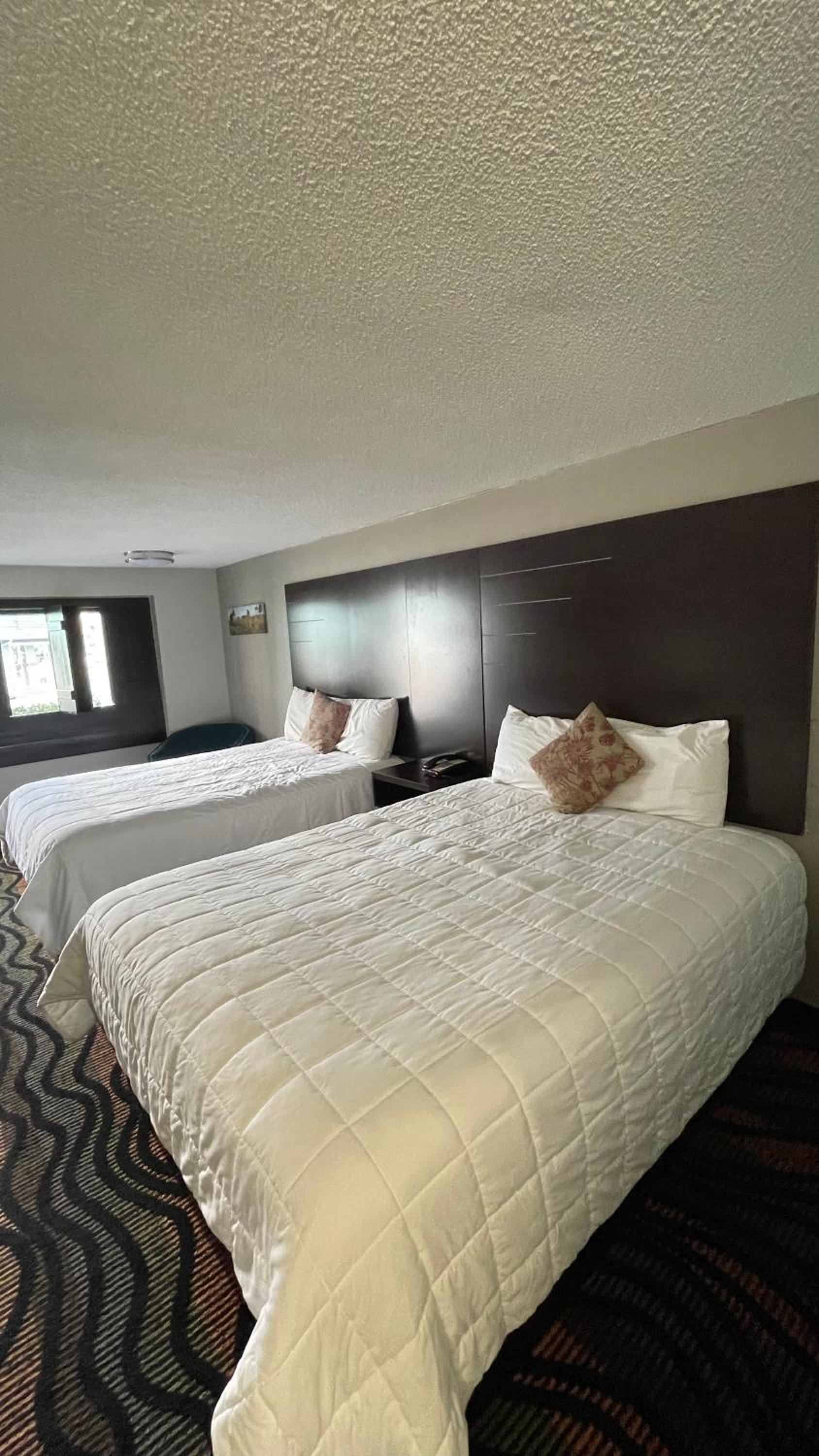 Queen Room with Two Queen Beds photo 3