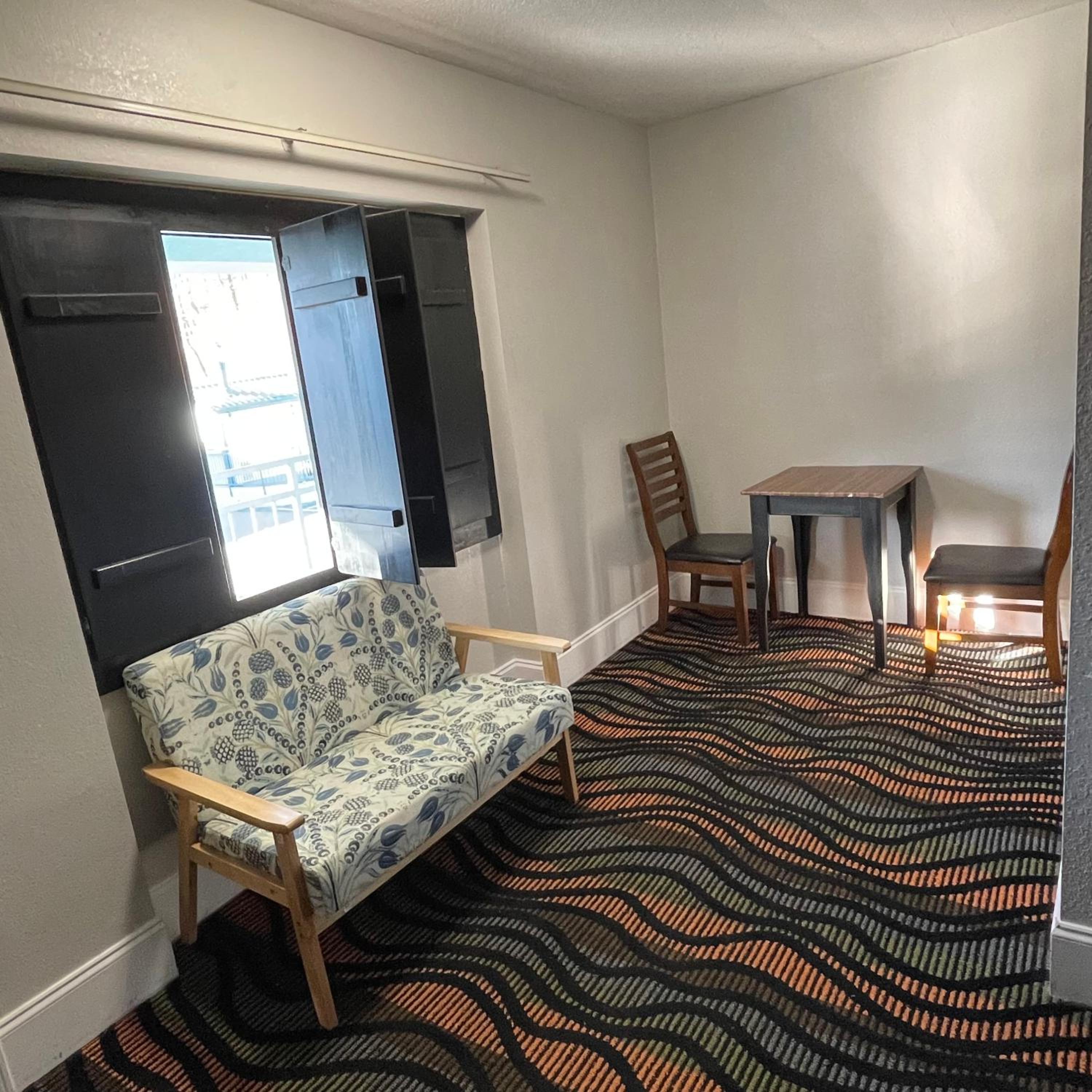 Queen Room photo 2